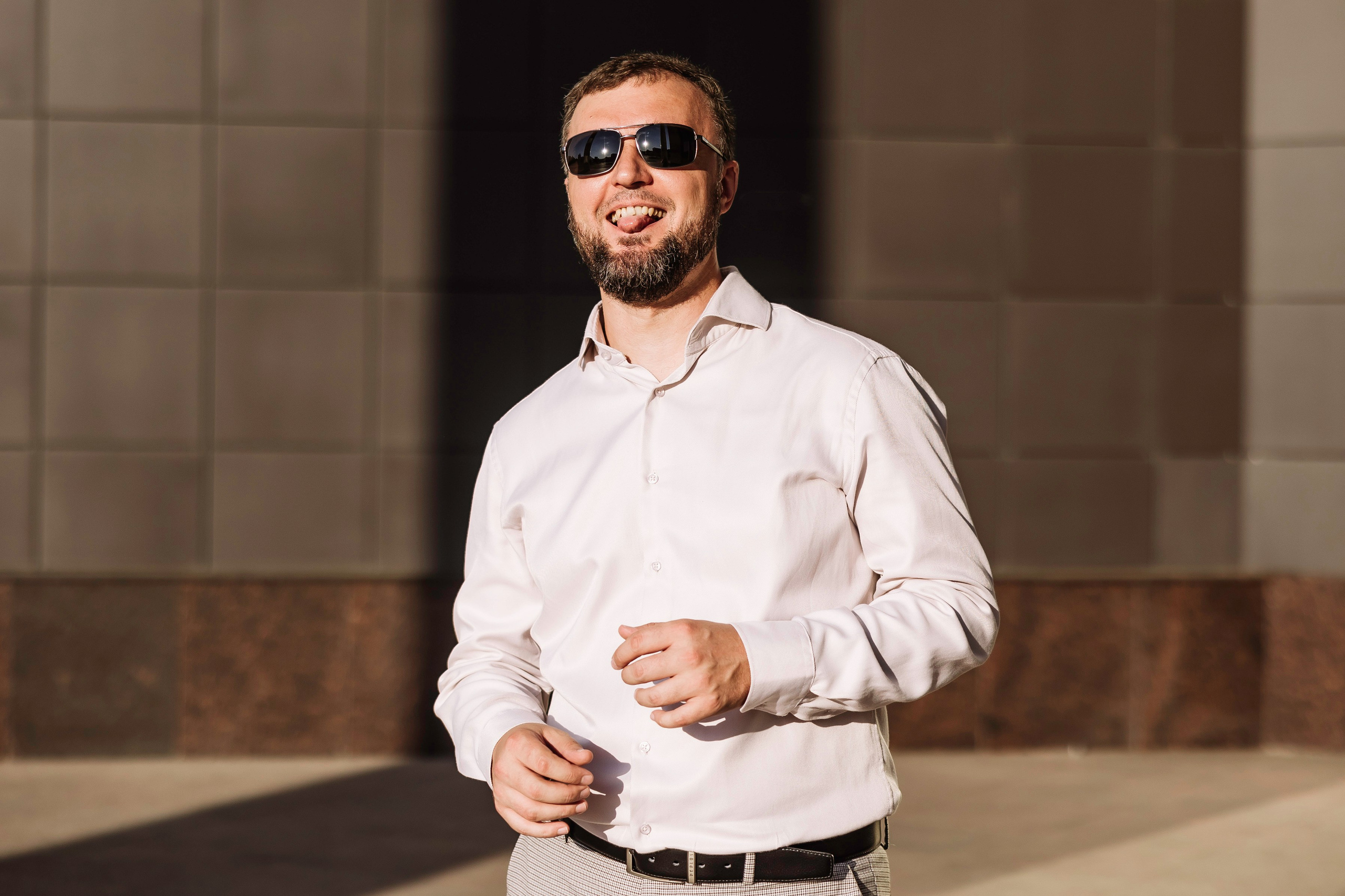 Мужчина улыбается лучах солнца