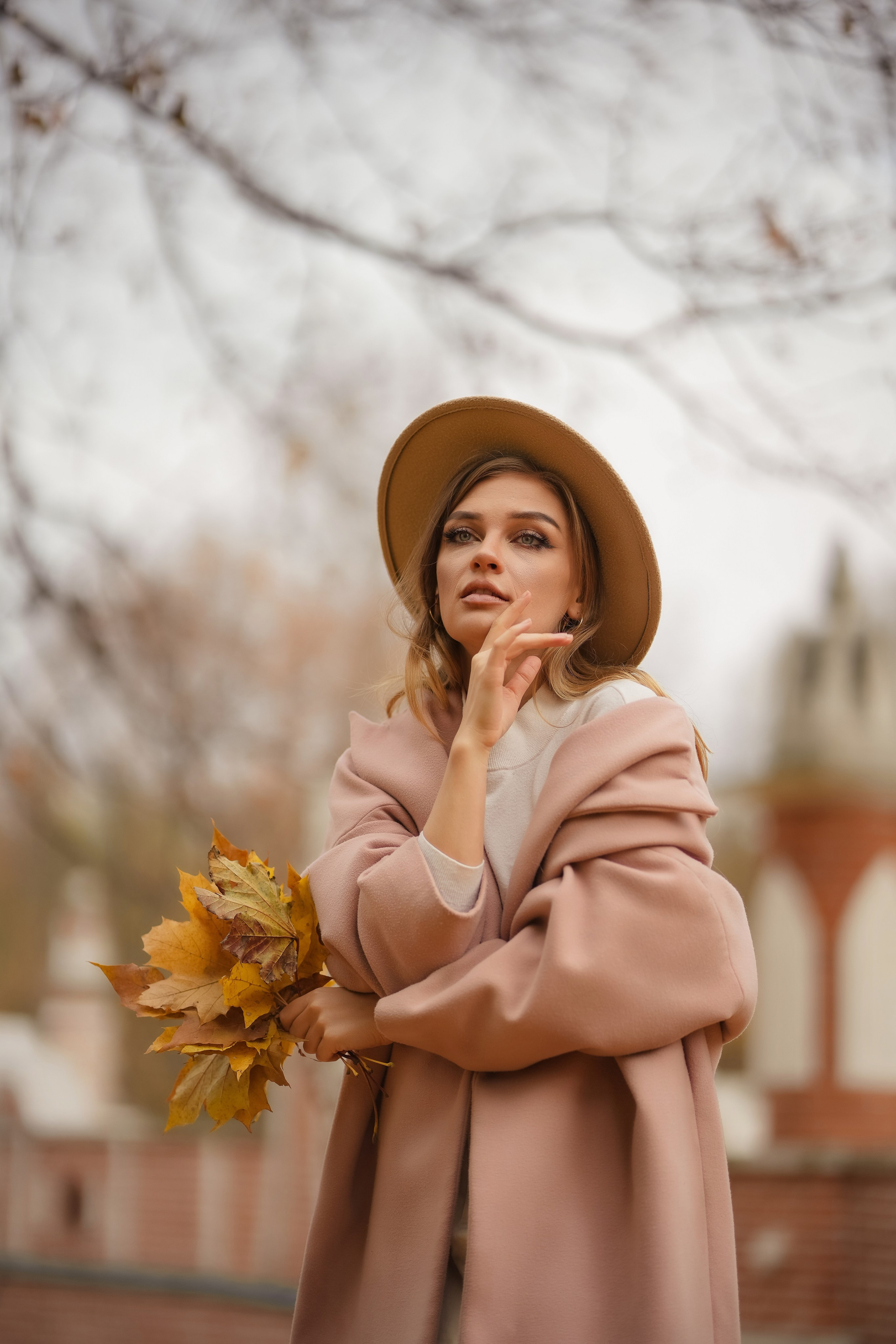 Красивая девушка блондинка прогулка в парке с цветами золотой осенью