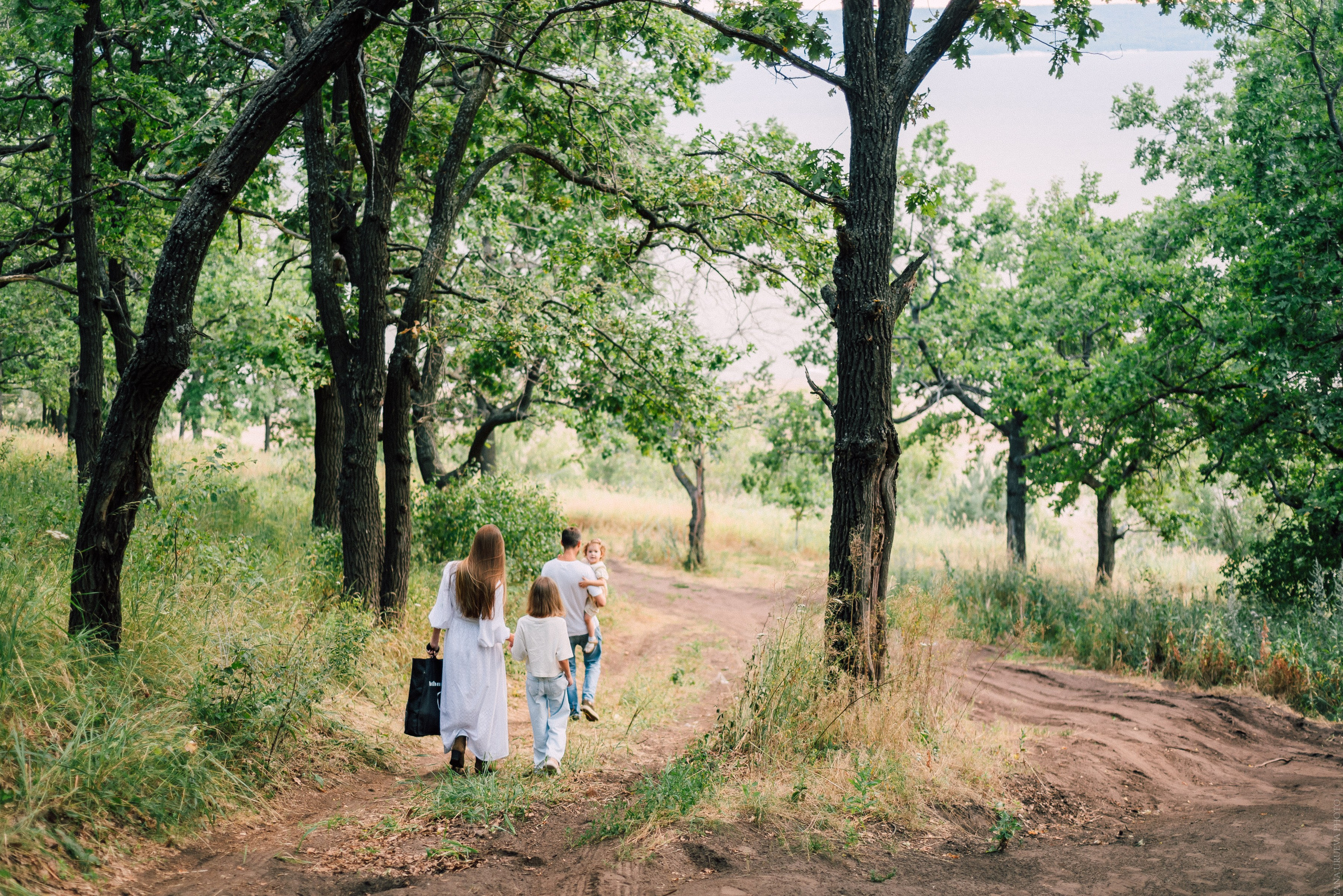 Семья идет по лесу