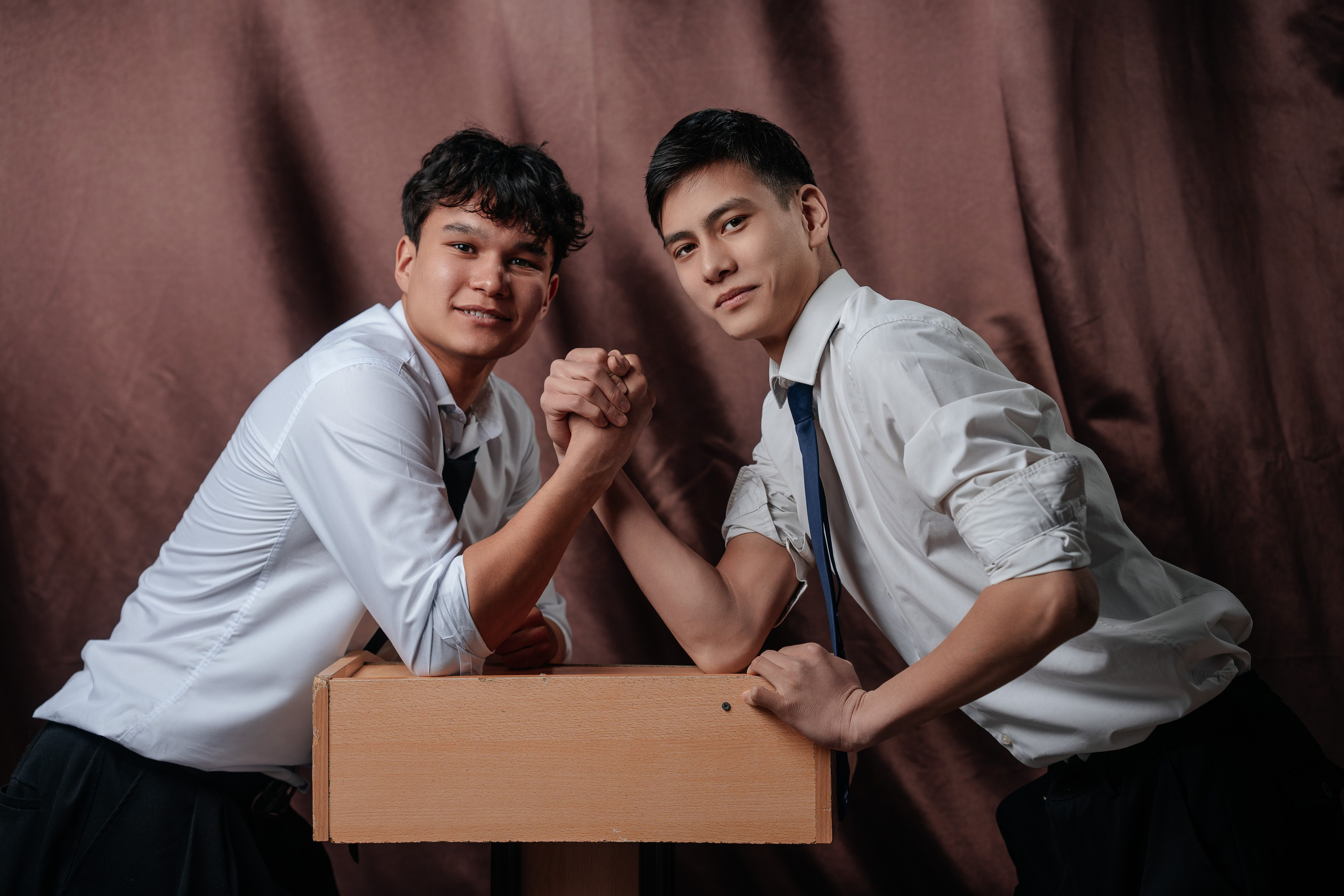 По двое. Выпускные альбомы в Нур-Султане (Астана) и по всему Казахстану