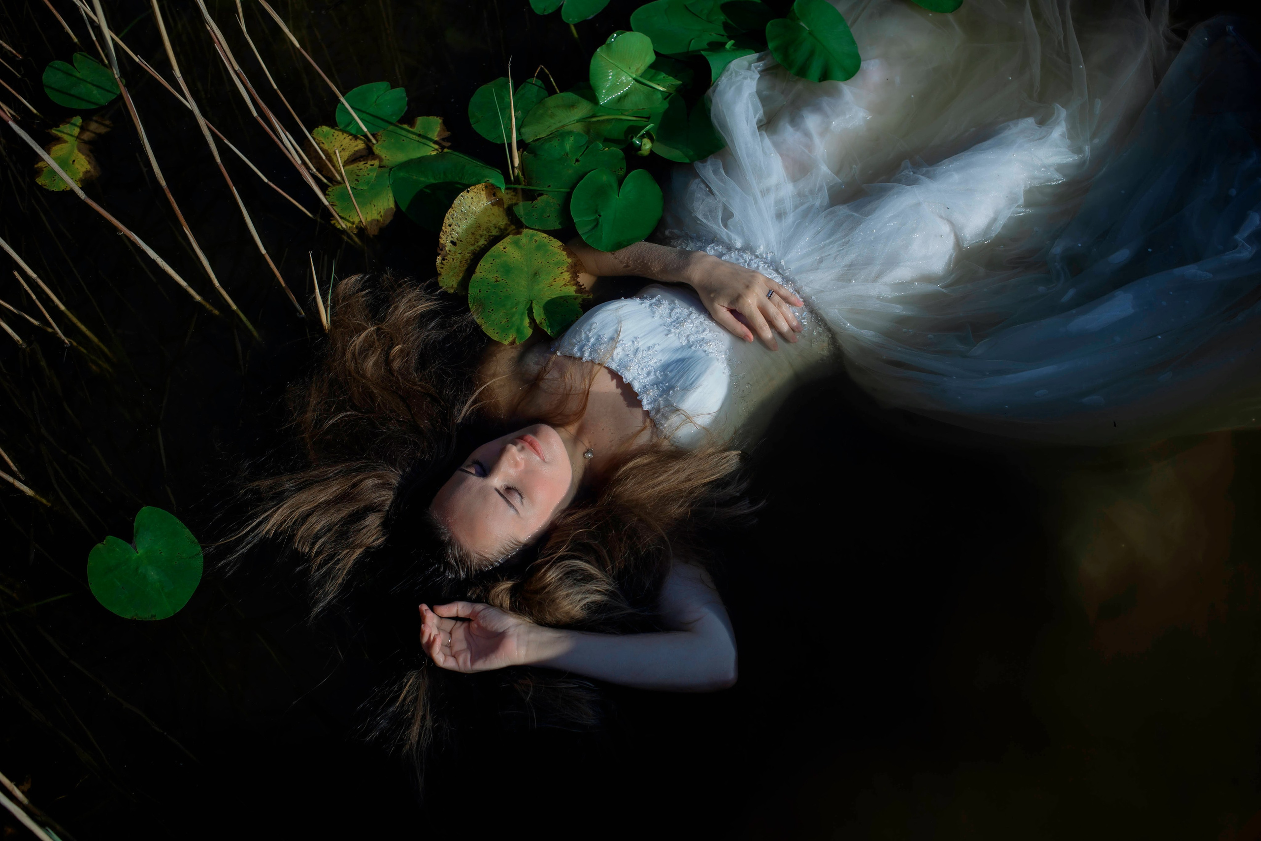 Вторая жизнь свадебного платья: фотосессия на озере под Санкт-Петербургом. Портретные фотосессии, контент-съемки, репортаж