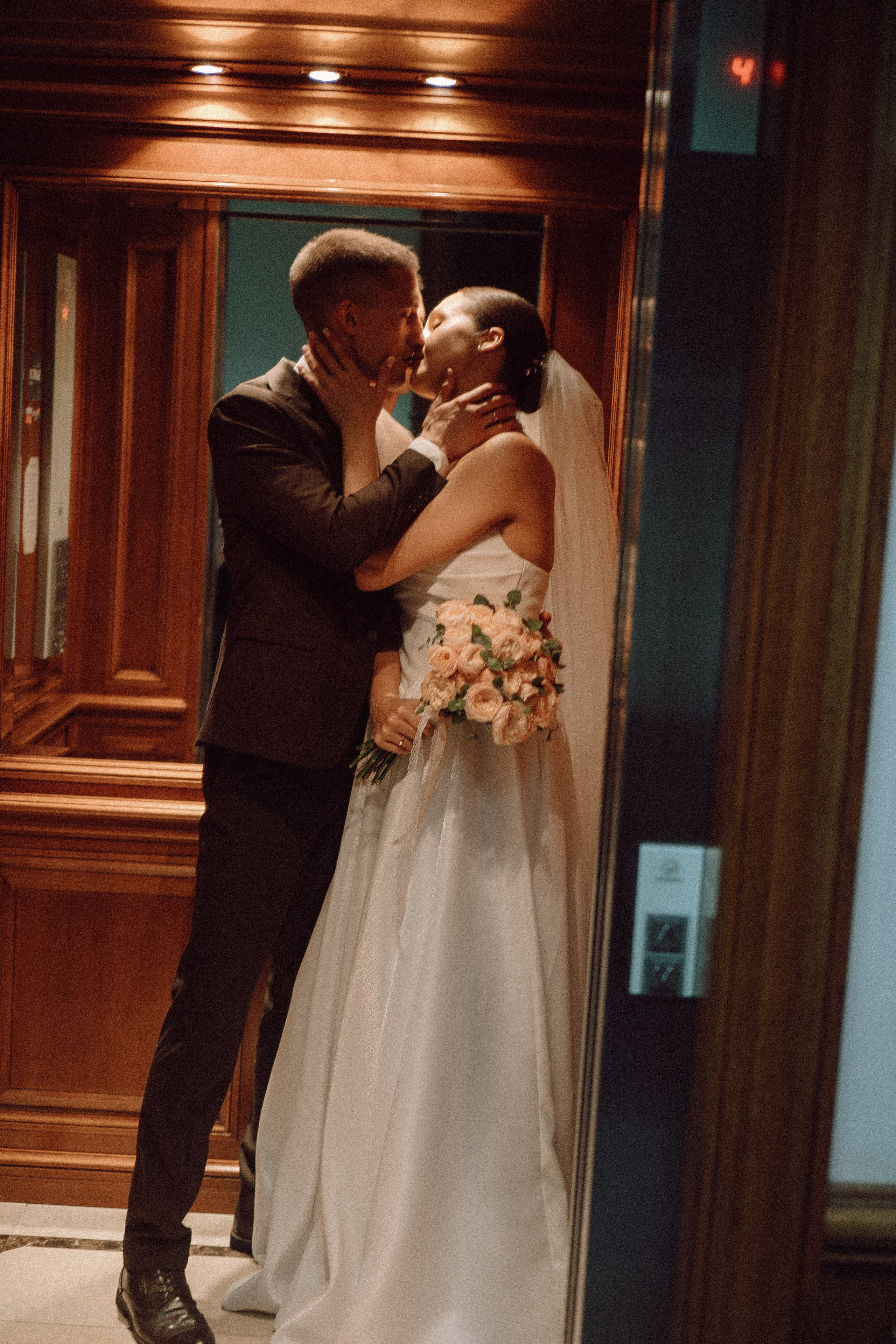 СВАДЕБНАЯ ПРОГУЛКА В САНТК-ПЕТЕРБУРГЕ (ИСАКИЕВСКИЙ СОБОР, ЗИМНЯЯ КАНАВКА, ЭРМИТАЖ И БОЛЬШАЯ МОРСКАЯ УЛИЦА). Профессиональный фотограф, Санкт-Петербург — Виктория Богомолова