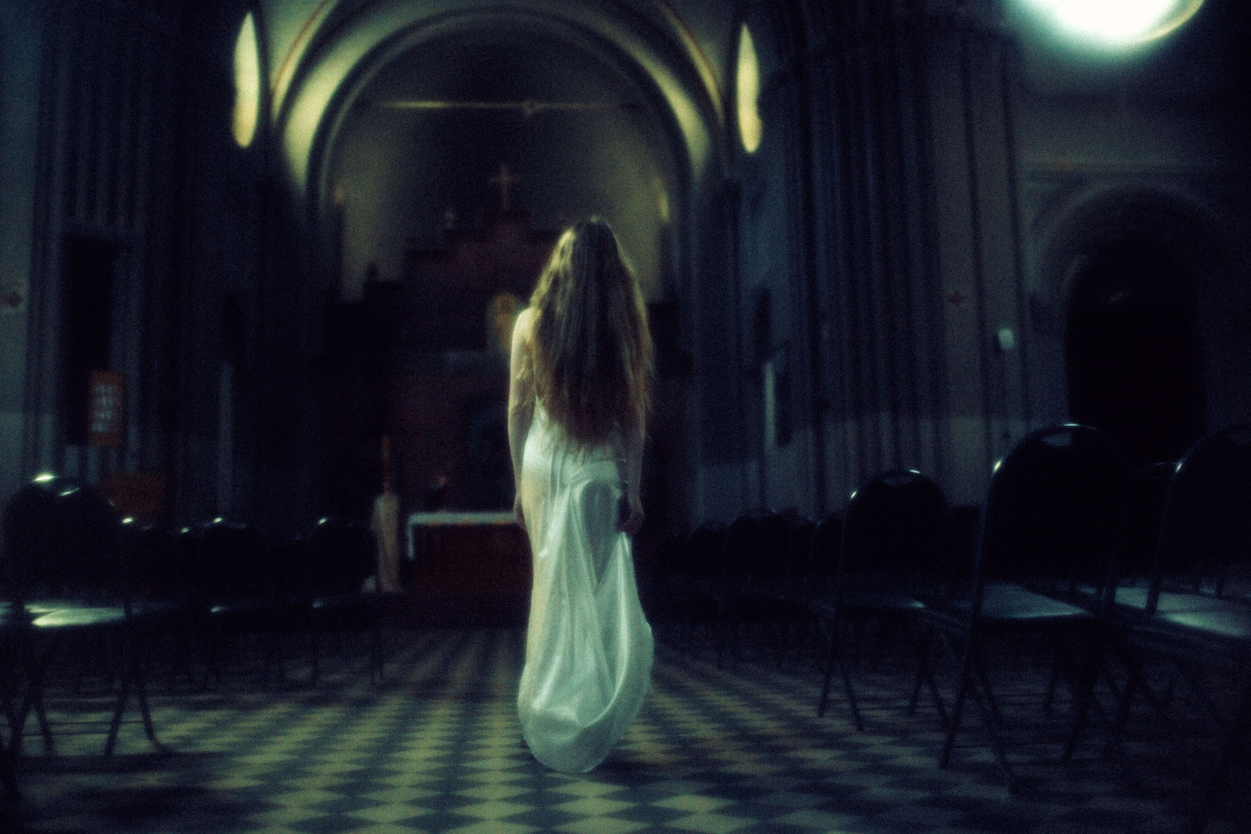 Девушка с длинными волосами идет к алтарю