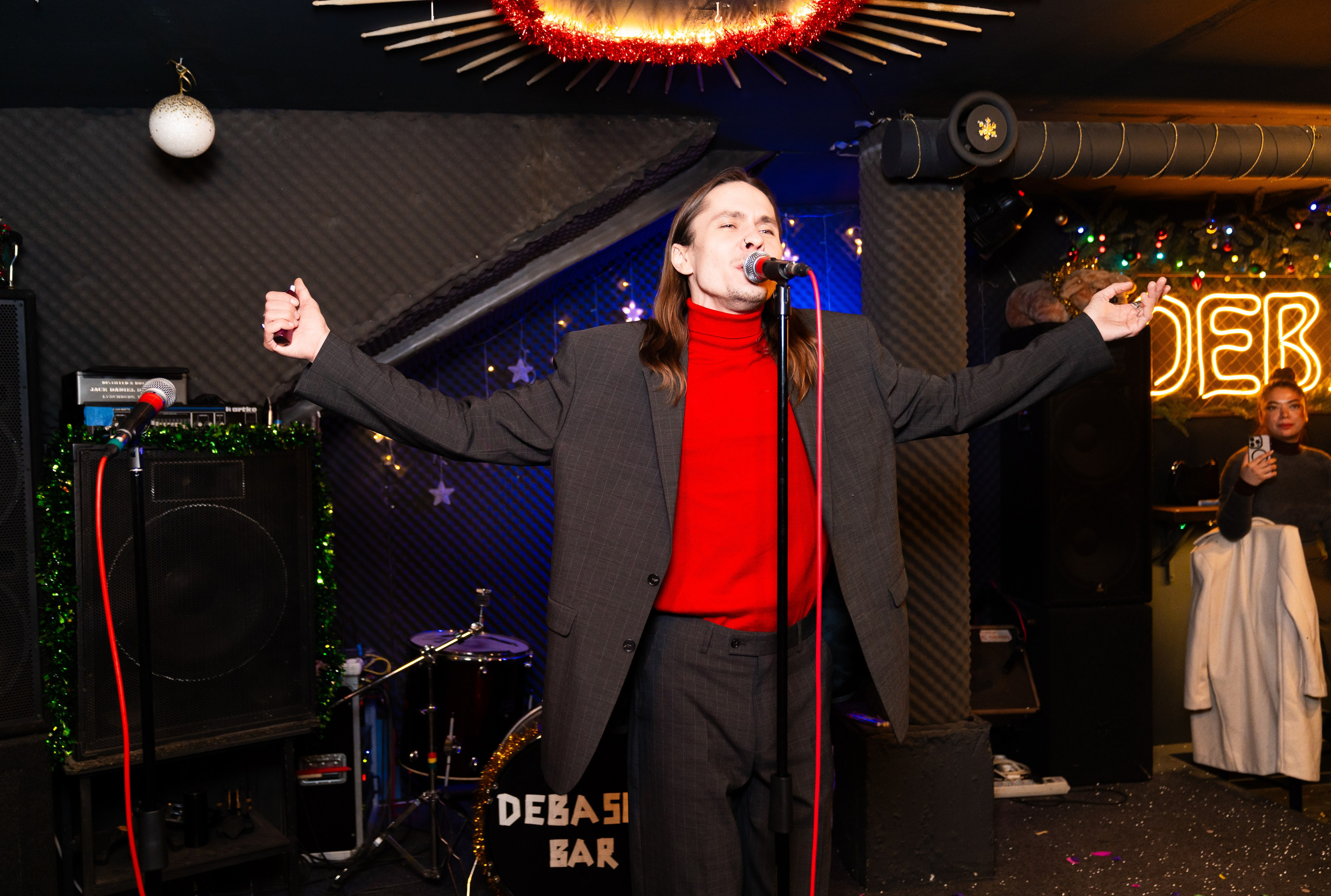 Новый год 2026. Новогодняя ночь 2026 в баре Дебошир (Debaser). Репортажный, street и urban фотограф в Санкт-Петербурге Мальцев Евгений