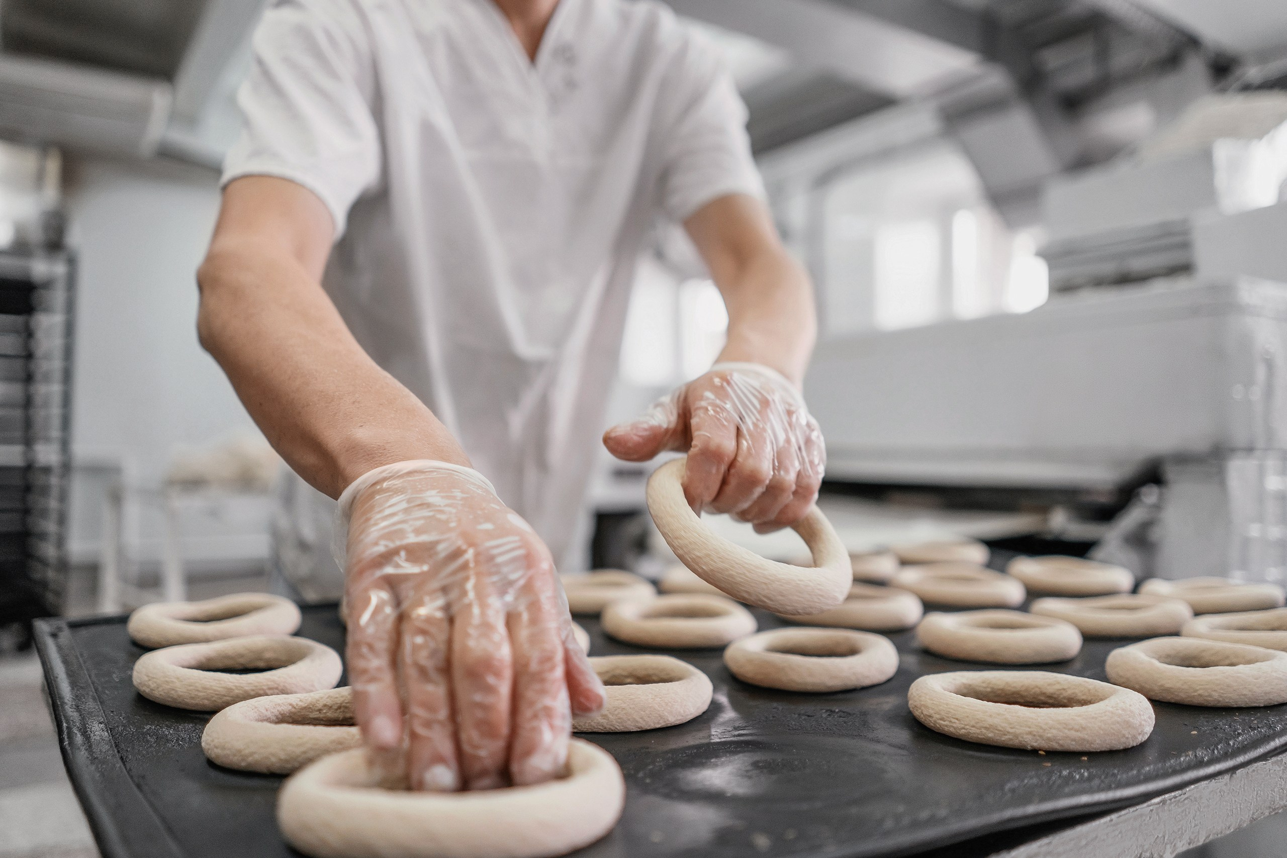 сотрудник хлебобулочного производства за работой, фотограф для бизнеса