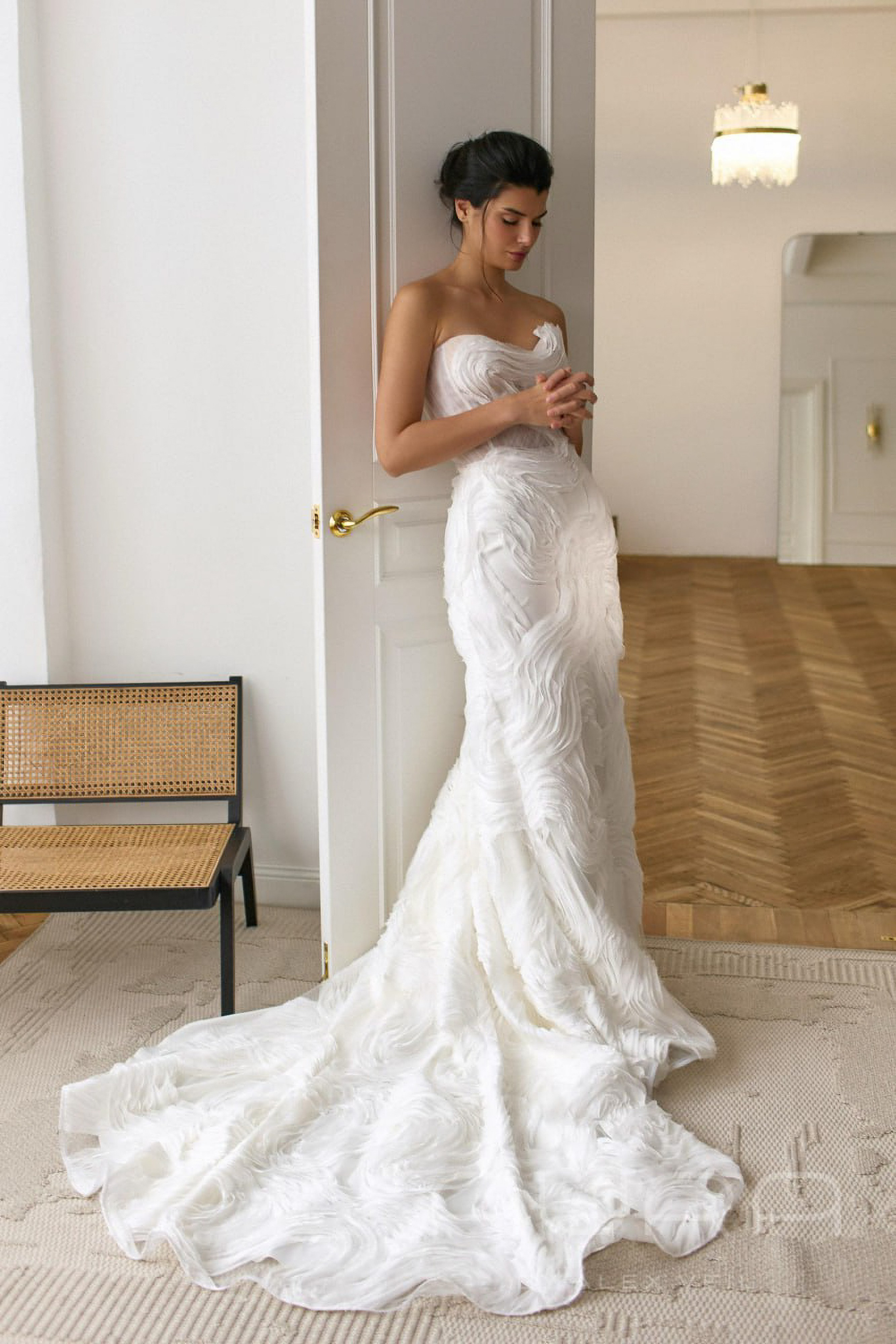 О СВАДЕБНОМ САЛОНЕ "МИЛЛЕНИУМ"Свадебный салон "Миллениум" (https://milleniumsalon.by/) в Минске предлагает уникальную коллекцию свадебных и вечерних платьев и пеньюаров от дизайнеров и своего производства. Мы открыты для каждой невесты, которая хочет найти идеальное платье для самого важного дня в жизни. У нас представлены как классические модели свадебных нарядов, так и современные, в соответствии с актуальными трендами в свадебной моде.  Мы понимаем, важность свадебного наряда для каждой девушки и готовы помочь с выбором, посоветовать и поддержать на каждом этапе. Мы предлагаем не только платья, но и весь спектр аксессуаров, чтобы создать завершенный образ.ДОСТУПНА ПОКУПКА И ПОШИВ ИЛИ ПРОКАТВыбор между покупкой и арендой свадебного платья может быть сложным. Однако, аренда в салоне "Миллениум" — это разумное решение для тех, кто хочет сэкономить, не жертвуя качеством и стилем. Услуга прокат свадебных платьев позволяет выбрать идеальное платье по доступной цене.Преимущество аренды также заключается в том, что вам не придется беспокоиться о долгосрочном хранении платья и его реставрации после торжества. Прокат - это идеальный вариант для невест, которые хотят избежать лишних забот и расходов. Вы сможете выбрать из широкого ассортимента, зная, что после свадьбы платье вернется в наш салон.Покупка платья, с другой стороны, предоставляет возможность создать семейную реликвию, которую можно передать следующим поколениям или создать платье с индивидуальным дизайном, где каждая деталь платья будет разработана с учетом особенностей вашей фигуры. КАК ВЫБРАТЬ ИДЕАЛЬНОЕ СВАДЕБНОЕ ПЛАТЬЕ?Выбор свадебного платья (https://milleniumsalon.by/product-category/svadebnye-platya/) — это увлекательный и порой сложный процесс, который может станет одним из самых запоминающихся моментов подготовки к свадьбе. Чтобы сделать правильный выбор, важно учитывать несколько ключевых аспектов. Во-первых, определитесь с общим стилем вашего мероприятия. Во-вторых, обращайте внимание на особенности вашей фигуры. Каждая женщина уникальна, и важно выбрать платье, которое подчеркнет ваши достоинства и скроет недостатки. Консультанты нашего салона помогут вам определиться с фасоном, который идеально подойдет именно вам.Наконец, не забудьте о комфорте. Важно, чтобы платье не только выглядело великолепно, но и было удобным. В нем вам предстоит провести целый день, поэтому убедитесь, что вы чувствуете себя в нем свободно и уверенно. ИНДИВИДУАЛЬНЫЙ ПОШИВ СВАДЕБНЫХ ПЛАТЬЕВ НА ЗАКАЗДля тех, кто хочет создать нечто уникальное и неповторимое, мы предлагаем услугу пошива свадебных платьев на заказ. Это идеальный вариант для невест, которые имеют четкое представление о своем идеальном платье и не хотят идти на компромиссы. Процесс пошива начинается с консультации, где мы обсуждаем все детали и особенности вашего будущего платья. Это позволяет создать эксклюзивный дизайн, который будет полностью соответствовать вашим ожиданиям. Мы учитываем все пожелания и стремимся к тому, чтобы каждая деталь была идеальной.Пошив на заказ — это еще и возможность использовать самые качественные материалы и новейшие технологии. Мы гарантируем, что ваше платье будет не только красивым, но и комфортным, что создаст идеальные условия для вашего особенного дня.ВЕЧЕРНИЕ ПЛАТЬЯПомимо свадебных нарядов, в нашем салоне представлен широкий выбор вечерних платьев. (https://milleniumsalon.by/vechernie-platya/)Это позволяет выбрать идеальный наряд для любого торжества, будь то выпускной бал, корпоративная вечеринка или другое значимое событие. Наши платья отличаются высоким качеством и разнообразием стилей.Мы предлагаем модели, выполненные в различных цветах и фасонах, чтобы каждая девушка могла найти что-то особенное. Вечерние платья от "Миллениум" помогут вам создать незабываемый образ и почувствовать себя королевой вечера. Наши консультанты всегда готовы предложить помощь в выборе и подобрать платье, которое подчеркнет вашу индивидуальность.Важно отметить, что вечерние платья в нашем салоне также доступны для аренды. Это позволяет насладиться роскошью и элегантностью без лишних затрат. Вы сможете примерить разные модели, чтобы выбрать именно то платье, которое станет идеальным дополнением к вашему стилю.ПЕНЬЮАРЫ НА УТРО НЕВЕСТЫ И АКСЕССУАРЫВажной частью подготовки невесты к свадьбе является выбор аксессуаров и пеньюаров на утро. В нашем салоне представлен широкий ассортимент аксессуаров для невест, которые помогут завершить образ. Вы найдете у нас фаты, диадемы, серьги и другие украшения, которые придадут вашему образу особую изюминку.Пеньюары на утро невесты не только создадут атмосферу уюта и романтики, но и позволят сделать красивые фотографии. Мы предлагаем изысканные модели из легких и нежных материалов, которые подчеркнут вашу женственность и грацию. Такой пеньюар станет прекрасным дополнением к вашему свадебному образу.Выбирая аксессуары и пеньюары в "Миллениум", вы можете быть уверены в их качестве и уникальности. Мы стремимся предложить нашим клиентам только лучшие товары, чтобы ваш свадебный день был идеальным во всех отношениях.Индивидуальный подход к каждой невестеКаждая невеста уникальна, и мы в "Миллениум" понимаем это как никто другой. Мы предлагаем индивидуальный подход к каждой клиентке, чтобы процесс выбора платья был легким и приятным. Наши консультанты внимательно слушают ваши пожелания и помогают воплотить в жизнь ваши мечты о свадебном образе.Мы стараемся создать для вас уютную и комфортную атмосферу, чтобы вы могли расслабиться и насладиться процессом подготовки к свадьбе. Наши специалисты обладают богатым опытом и всегда готовы предложить советы и рекомендации, которые помогут сделать правильный выбор.Индивидуальный подход позволяет нам учесть все детали и особенности вашей фигуры, а также помочь вам определиться с аксессуарами и деталями образа. Мы стремимся к тому, чтобы каждая невеста ушла от нас с чувством уверенности и счастья.ЗАКРЫТАЯ ПРИМЕРКА, ТОЛЬКО ВЫ И ВАШИ БЛИЗКИЕ Закрытая примерка — это услуга, которая позволяет вам примерить свадебные и вечерние платья в приватной обстановке. Это особенно важно для тех, кто хочет избежать лишнего внимания и сохранить интригу до самого дня свадьбы. Закрытая примерка в "Миллениум" — это возможность сосредоточиться на себе и своем выборе.В нашем салоне все примерки проводятся по предварительной записи, а примерки свадебных платьев проходят только в закрытом формате. Наша команда создает все условия для того, чтобы вы могли спокойно и без спешки примерить разные модели, обсудить все детали и сделать осознанный выбор. Мы обеспечиваем полный комфорт и конфиденциальность нашим клиентам, чтобы вы могли чувствовать себя расслабленно и уверенно.Преимущества закрытой примерки включают возможность личного общения с консультантом, который поможет вам с выбором и ответит на все вопросы. Это идеальная возможность погрузиться в атмосферу свадебного салона и насладиться процессом подготовки к вашему особому дню.Наши клиенты знают, что, выбирая работу с нами, они получают не только красивое платье, но и уверенность в его качестве. Мы всегда готовы помочь с выбором и предоставить всю необходимую информацию, чтобы вы могли сделать осознанный и правильный выбор.Выбор свадебного платья — это важный шаг на пути к вашей свадьбе, и мы в "Миллениум" готовы помочь вам на каждом этапе. Независимо от того, решите ли вы арендовать платье или пошить его на заказ, мы обеспечим вам высокий уровень сервиса и индивидуальный подход.Сайт: milleniumsalon.by  / https://milleniumsalon.by/Instagram: milleniumsalon.by / https://www.instagram.com/milleniumsalon.by/