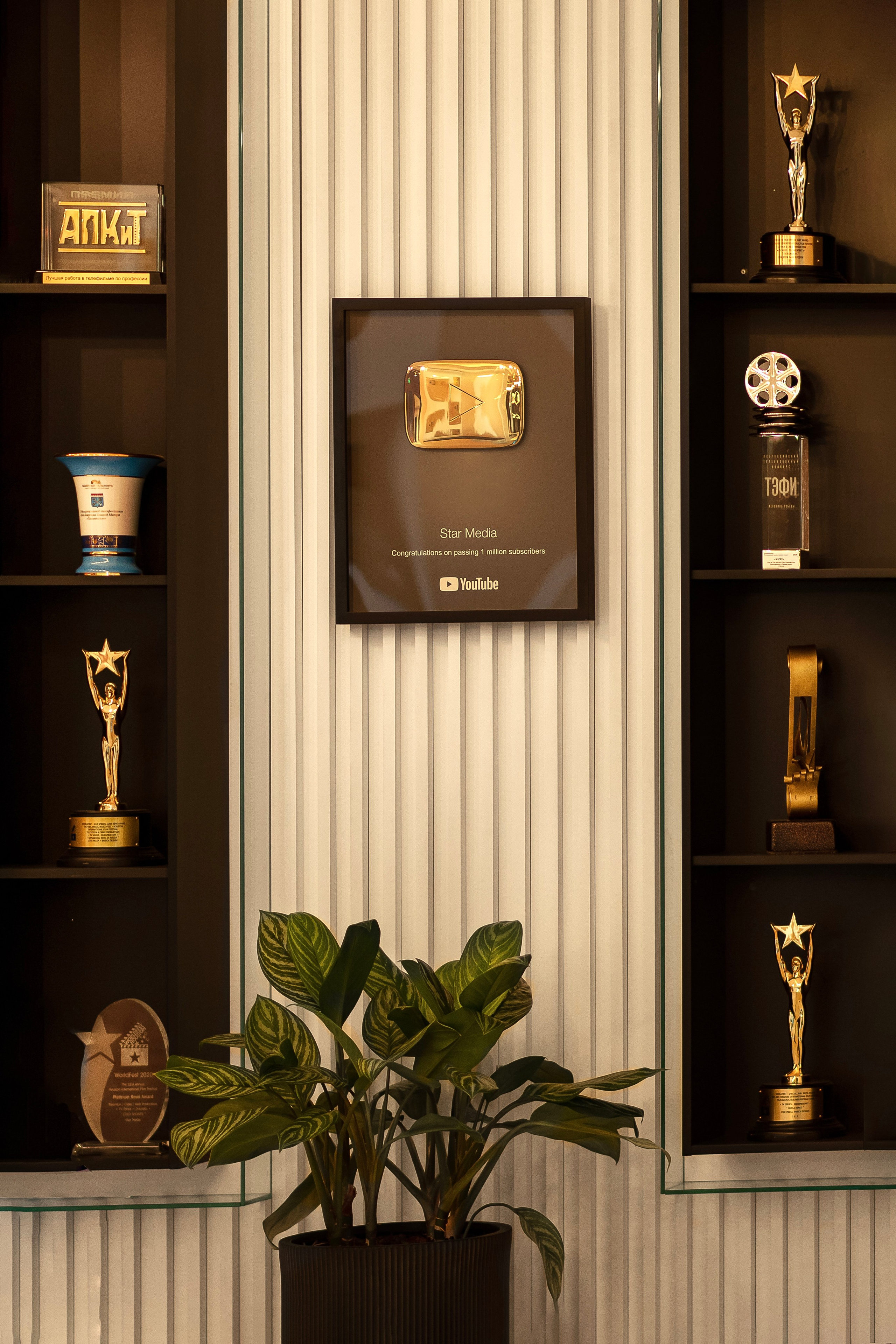 Офис кинопродакшена «StarMedia». Лисенкова Алиса — Фотограф, видеомейкер. Москва