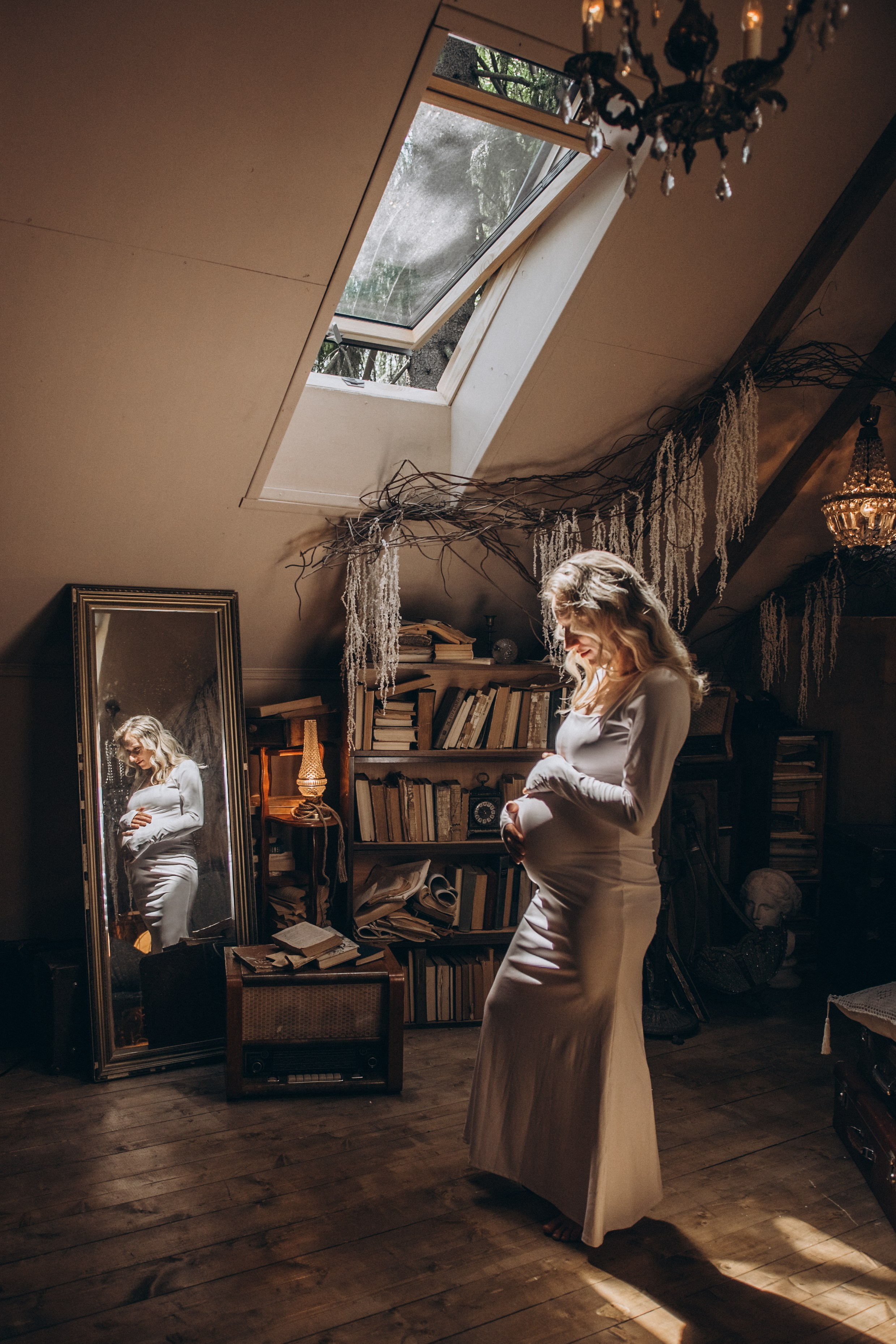 На заброшенном чердаке. Гаврилова Настя семейный фотограф lifestyle в Москве