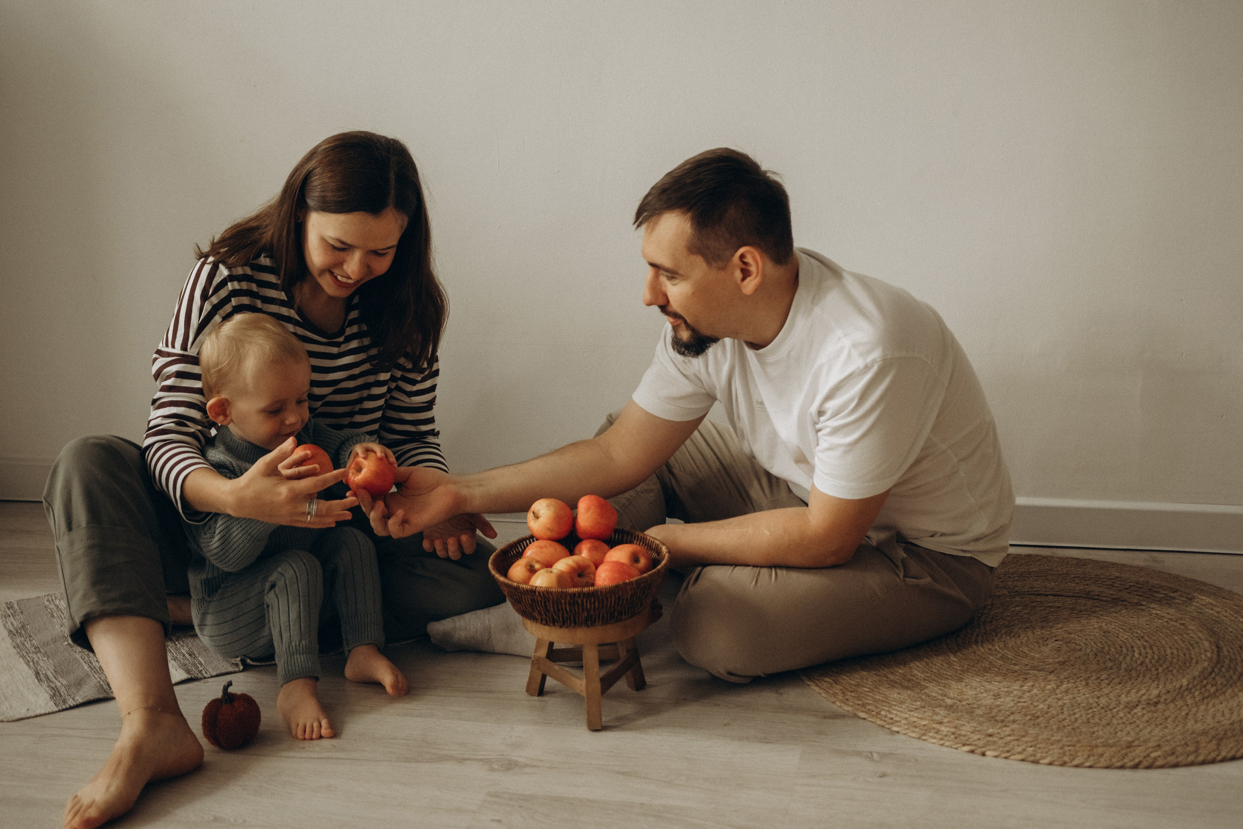 Ярослав и яблоки. Гаврилова Настя семейный фотограф lifestyle в Москве