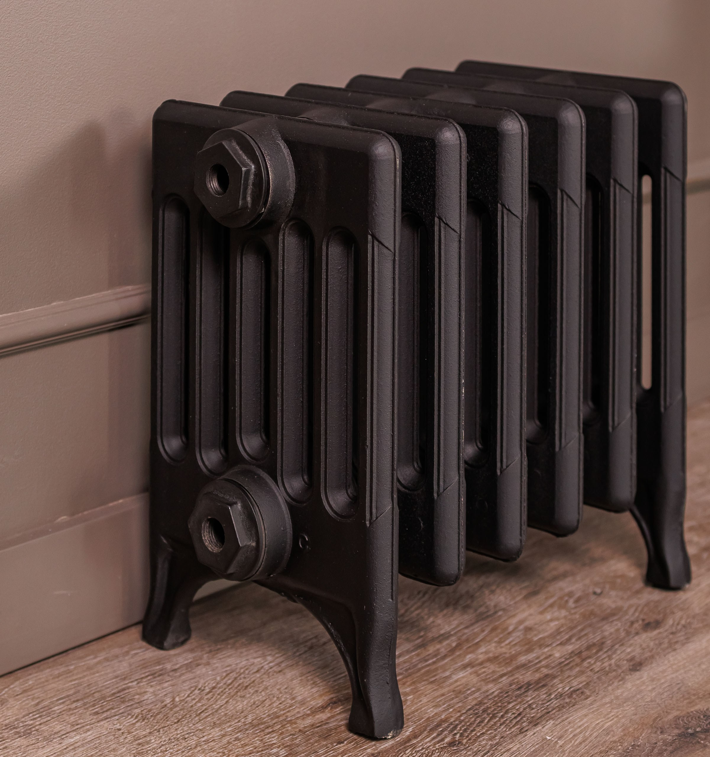 Предметные фотографии дизайнерских радиаторов отопления в стиле ретро