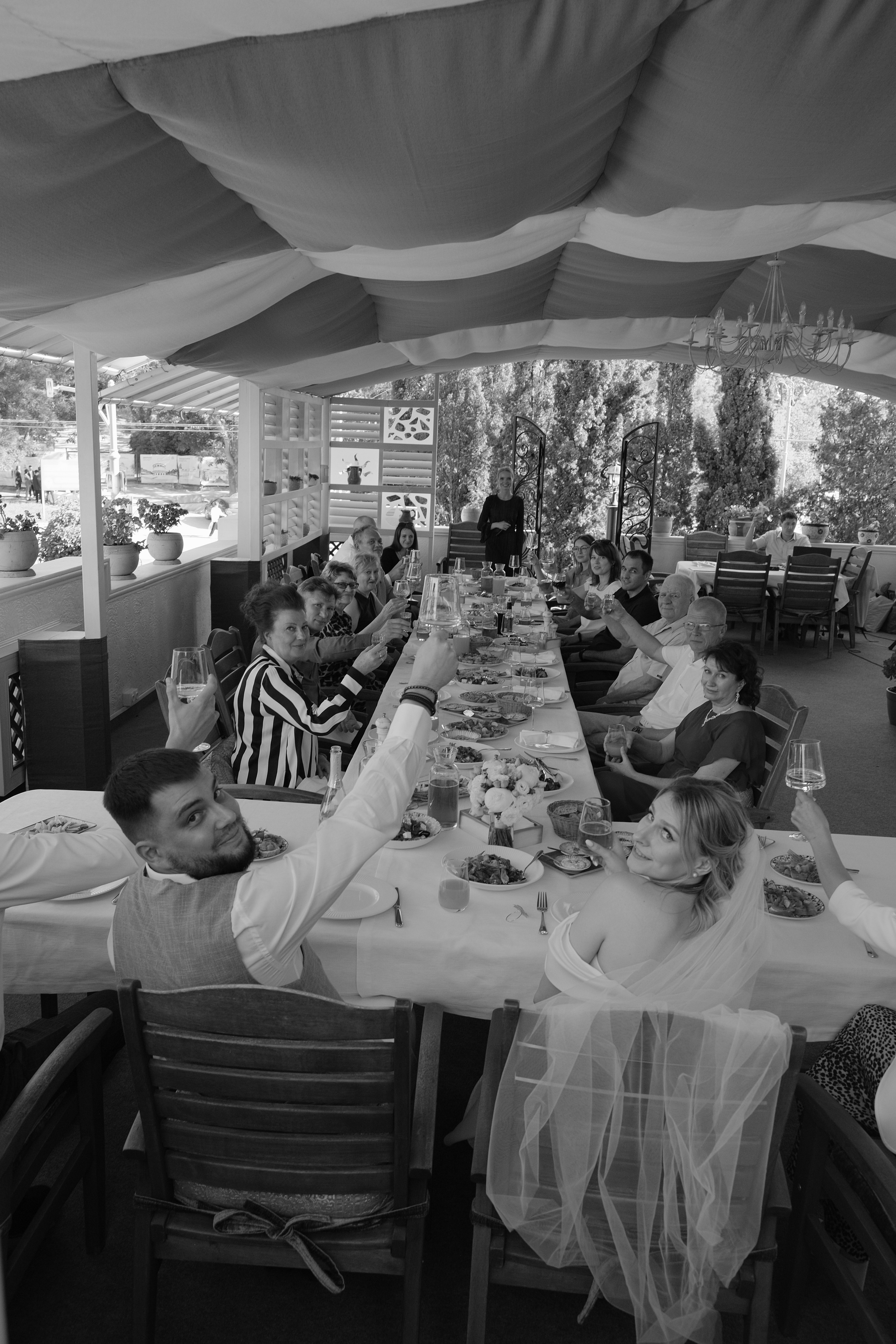 Свадебная фотосессия в Старая ялтинская дорога, фотолент. Профессиональная фотосъемка в Крыму. Натуральные эмоции и живые кадры. Забронируйте дату прямо сейчас!