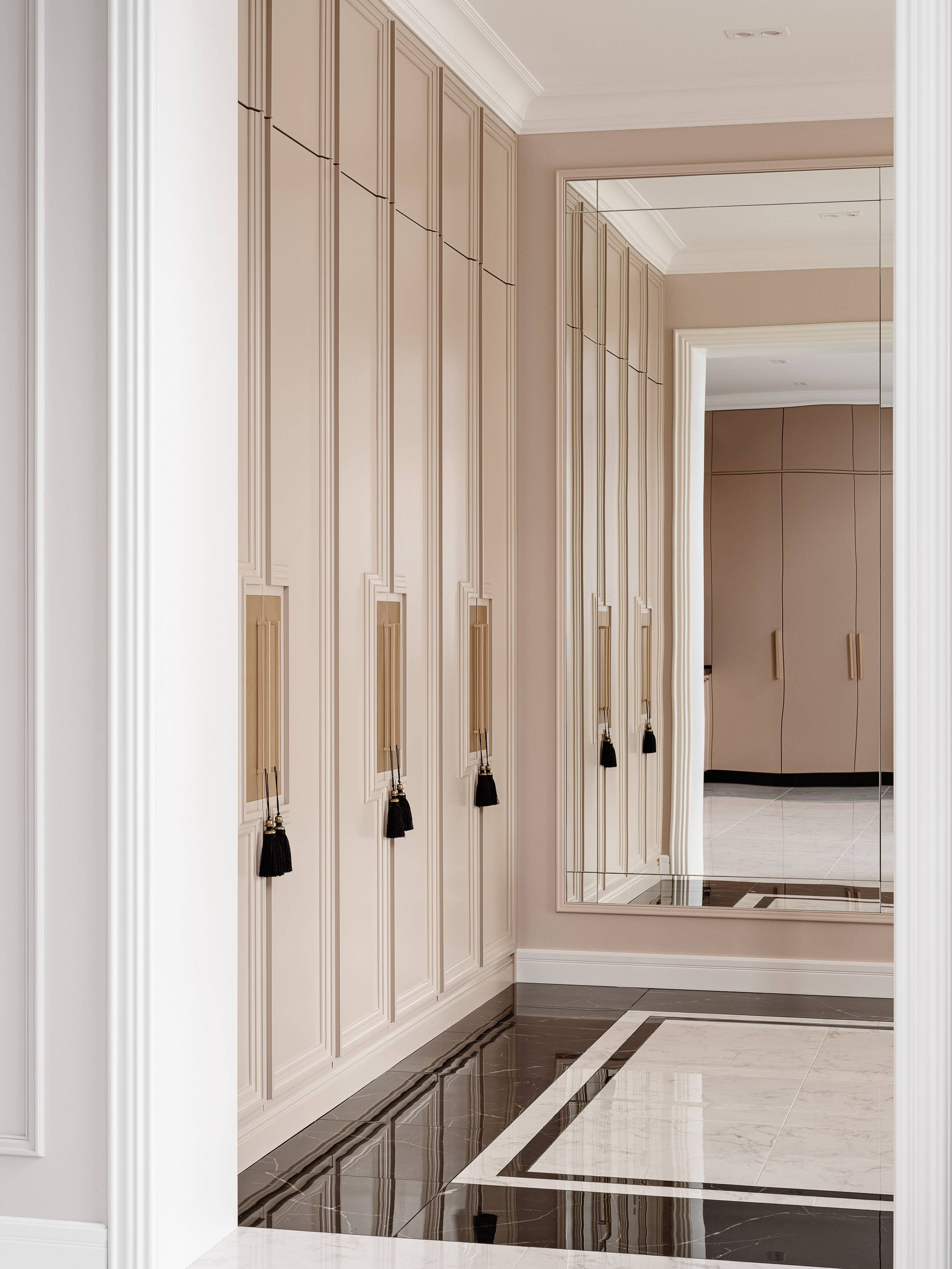 Дизайнерский коридор с встроенными шкафами, молдингами и зеркальной стеной, классический стиль в современной интерпретации. Автор интерьера Евгения Ермошина, интерьерная фотосъёмка Сергей Денисенко.