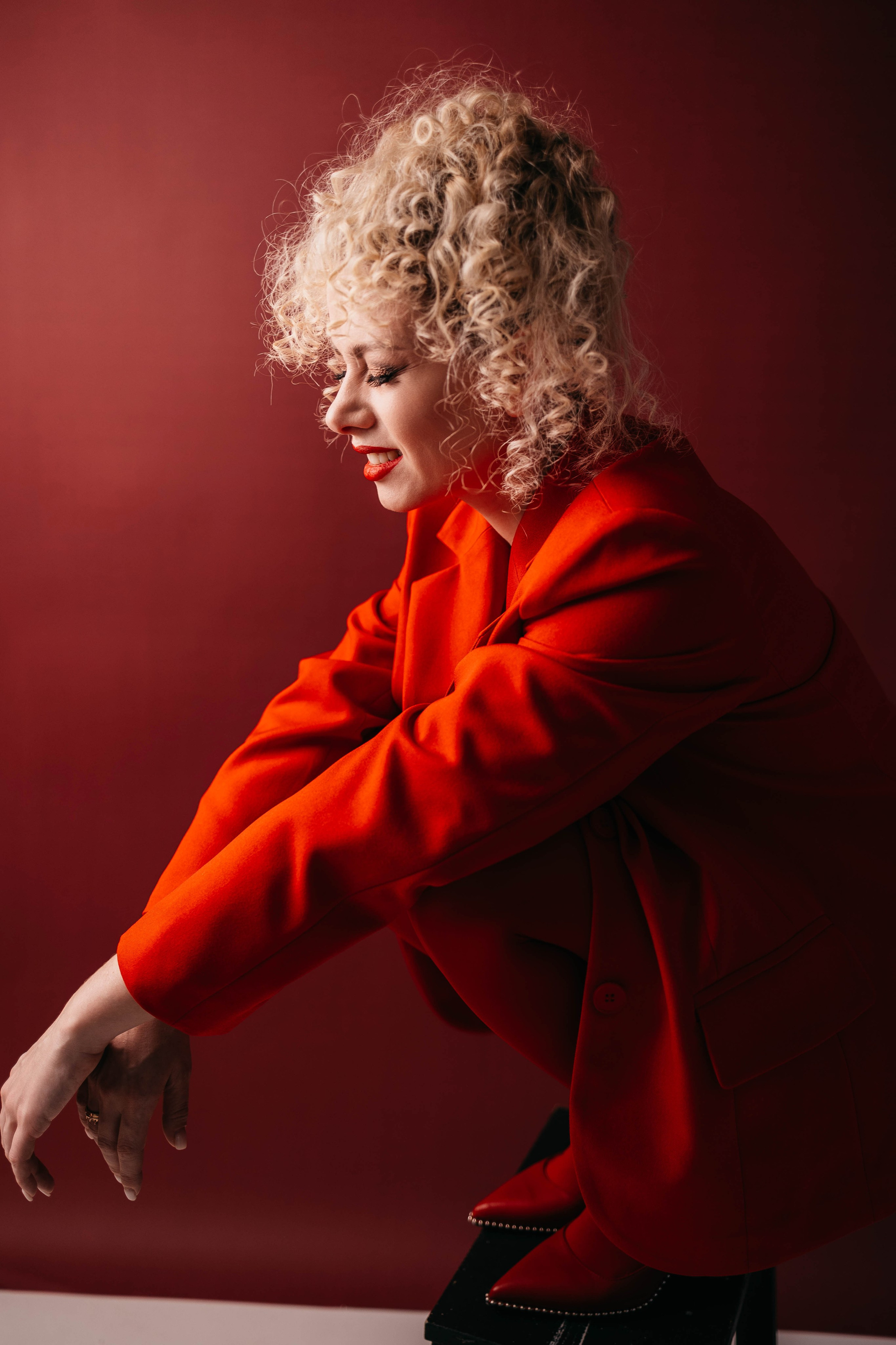 Ира в красном. Фотостудия Cute_photostudio в Твери. Фотограф в Твери Лагодная Яна