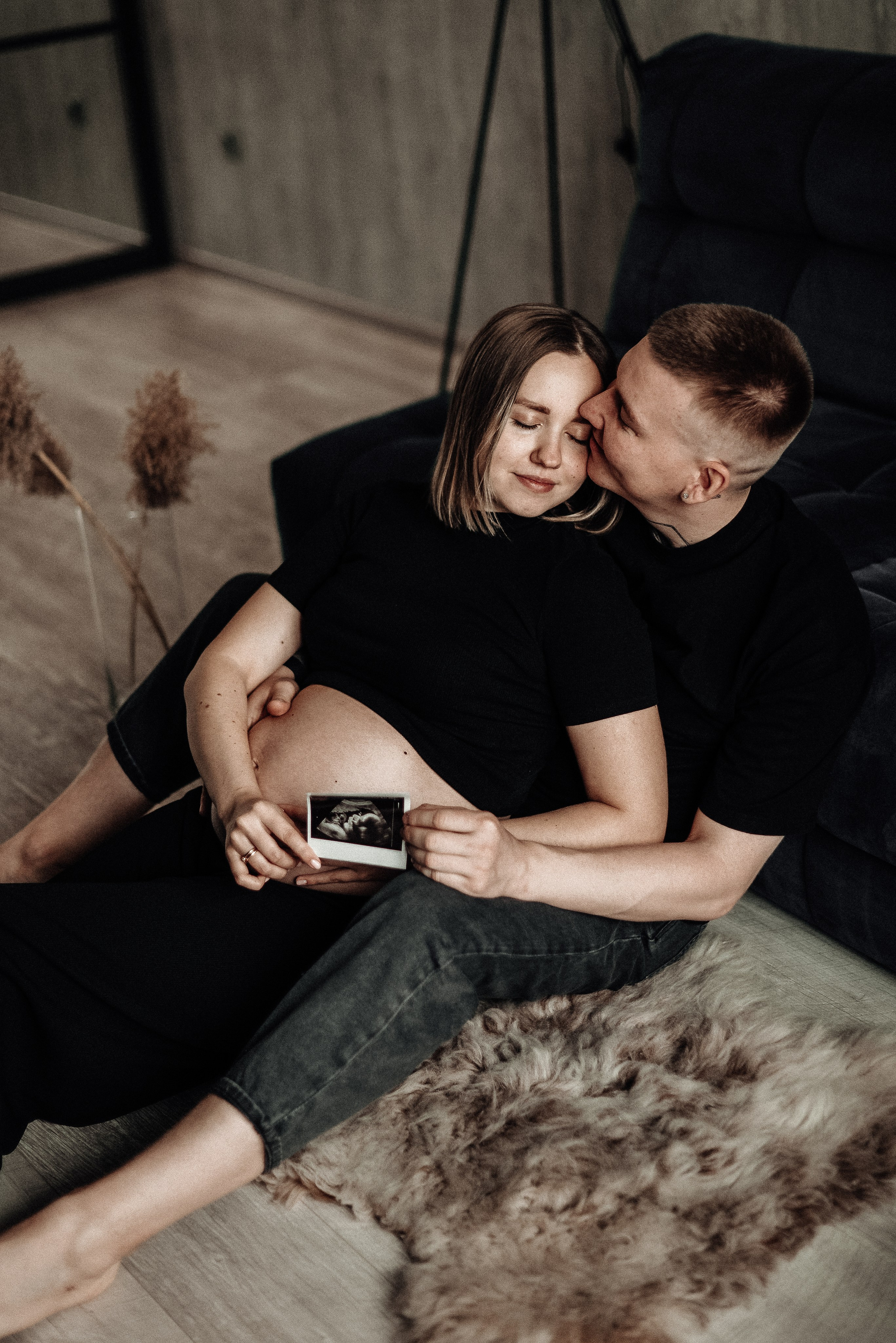 Миша и Ирина в ожидании чуда в домашней обстановке. Свадебный и портретный фотограф в Липецке Юлия Свит