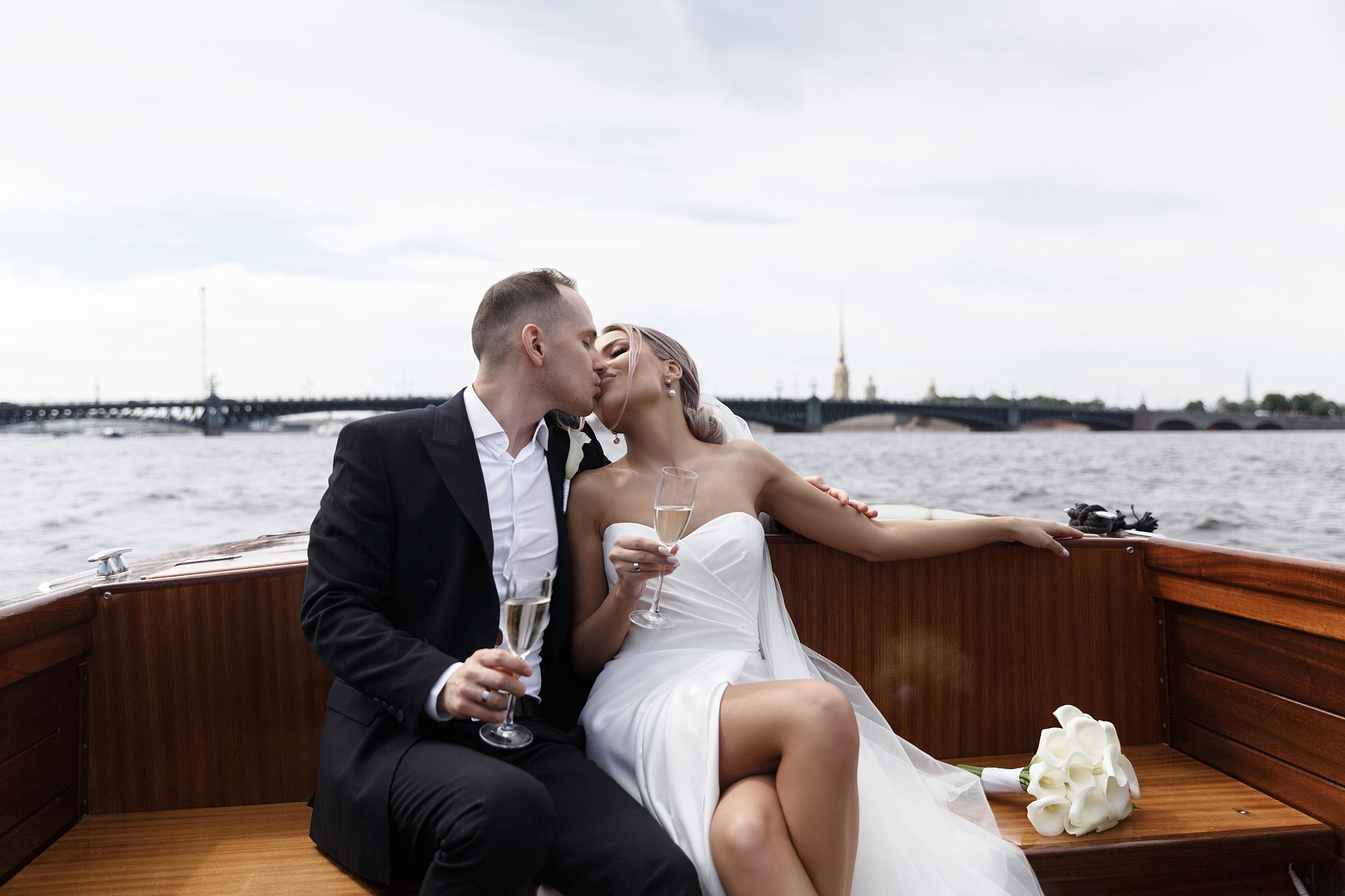 Свадьба на катере. Свадебный фотограф в Санкт-Петербурге Наталья Вендт