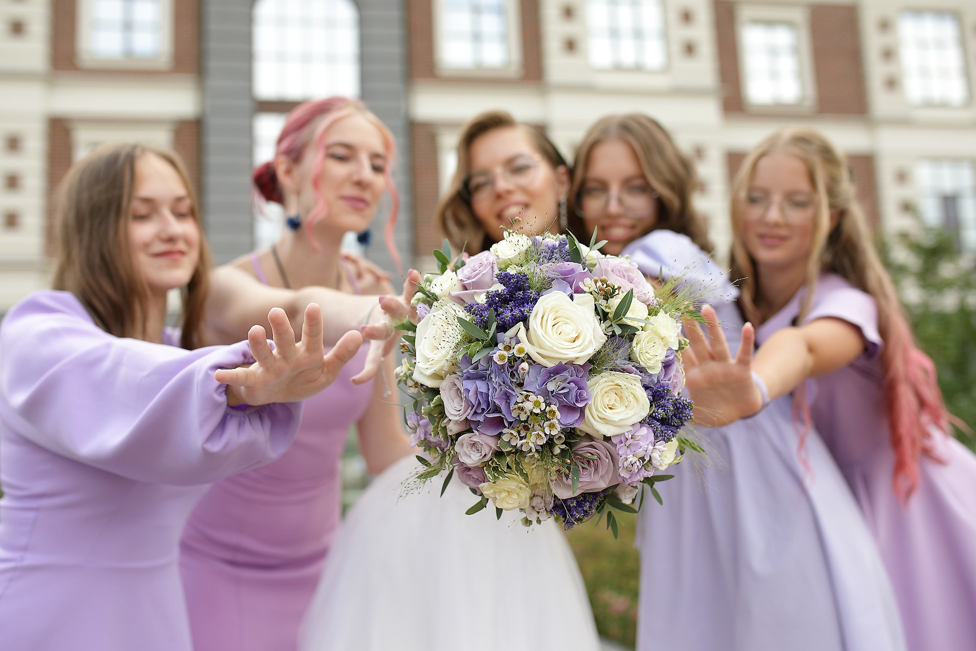 Свадебная фотосессия невеста с подружками на улице в сиреневых платьях
