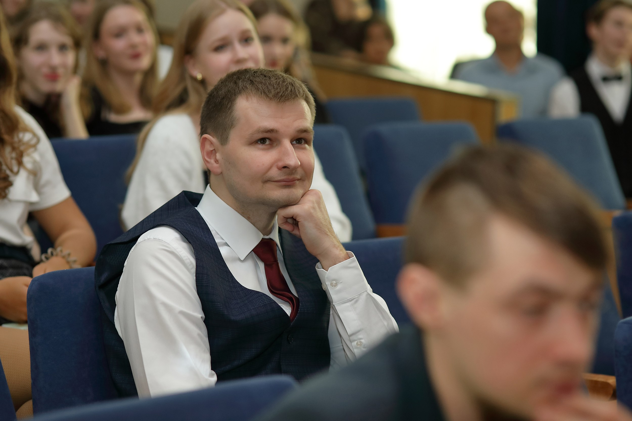 Последний звонок (актовый зал). Свадебный и семейный фотограф и видеограф в Екатеринбурге Полянские Тимур и Анастасия
