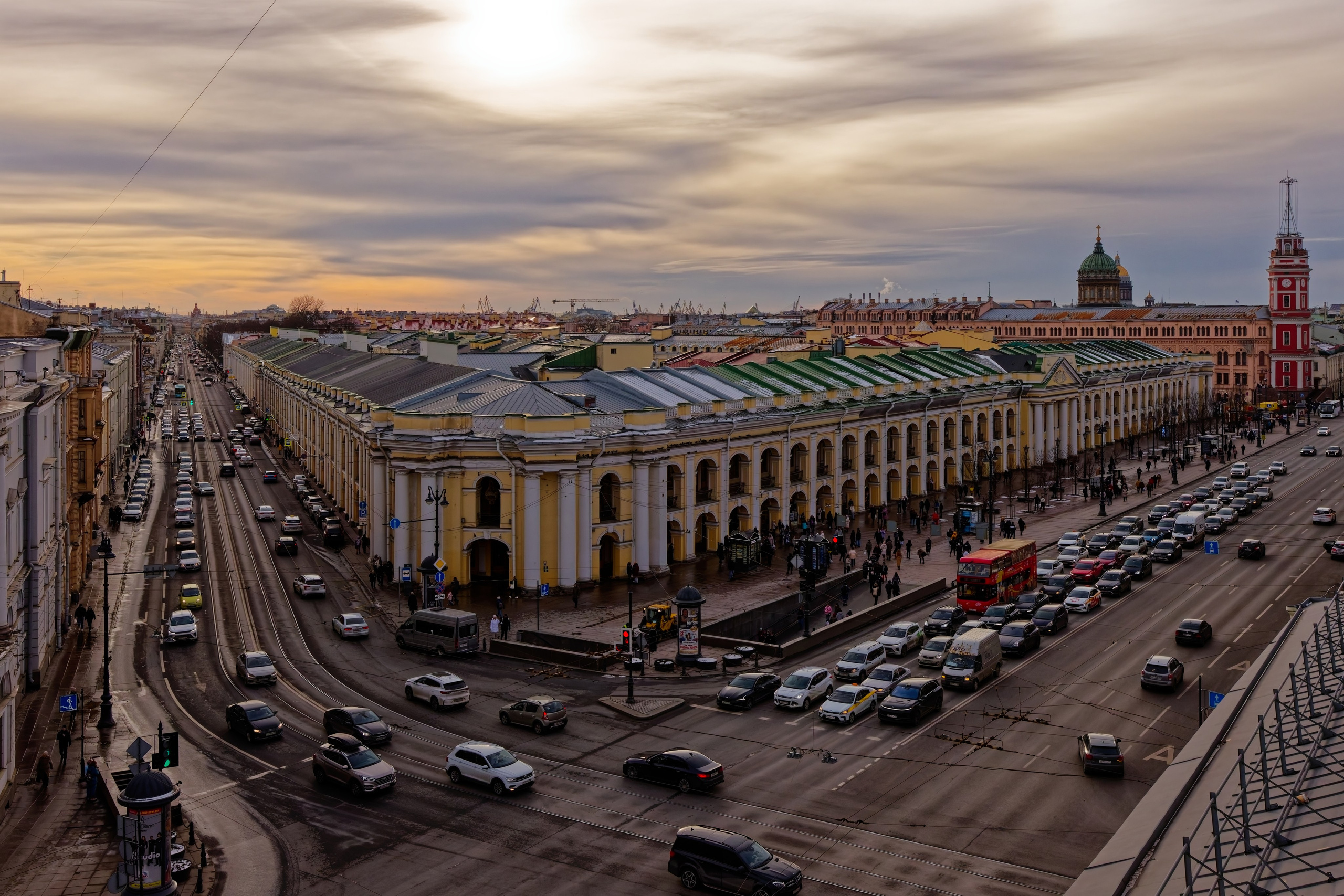 Вид со смотровой площадки музея Карла Буллы в перспективу улицы Садовой и Невского проспекта Санкт-Петербурга