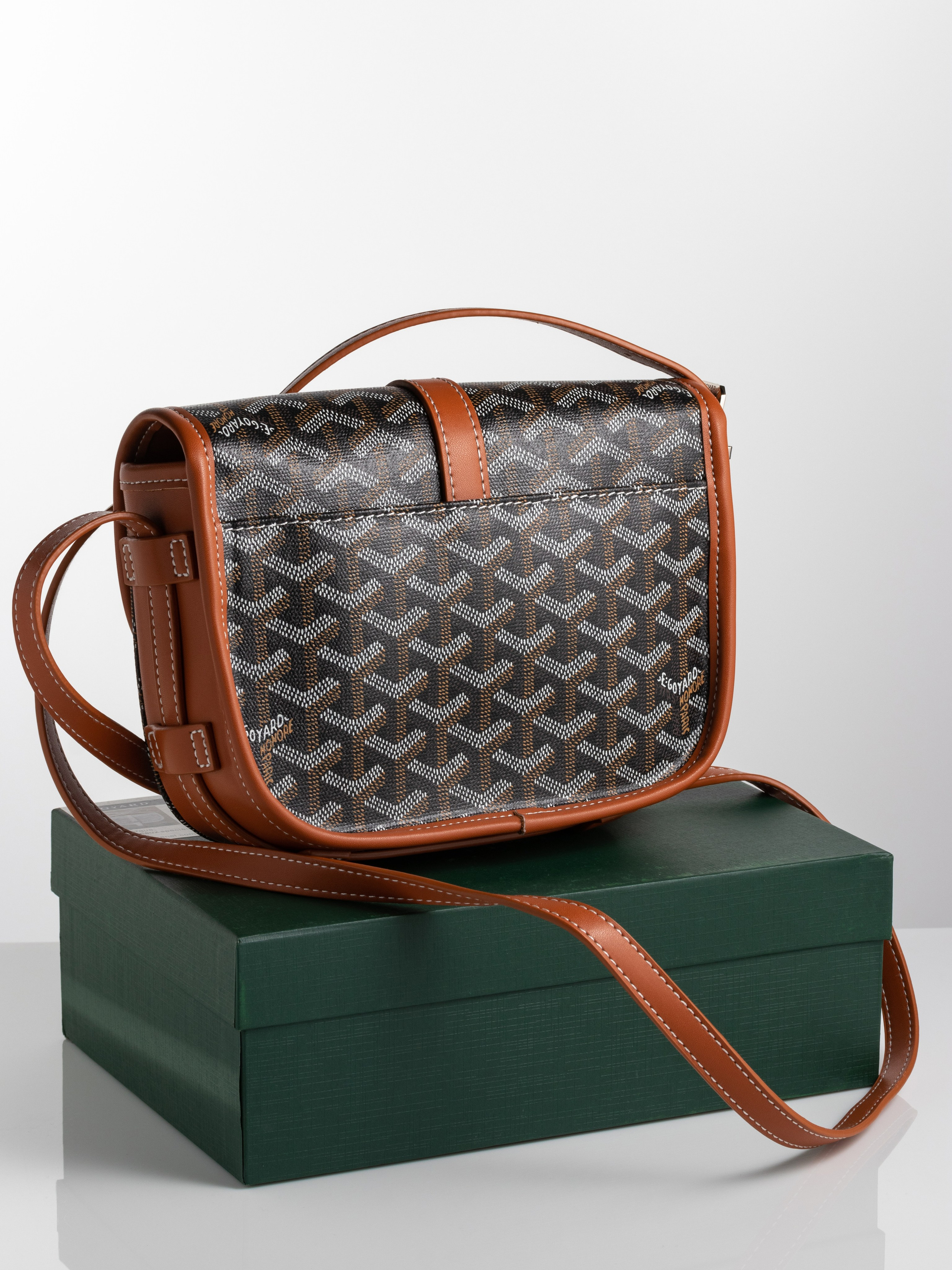 Cумка Gоyard Belvedere MM Bag через плечо на коробке