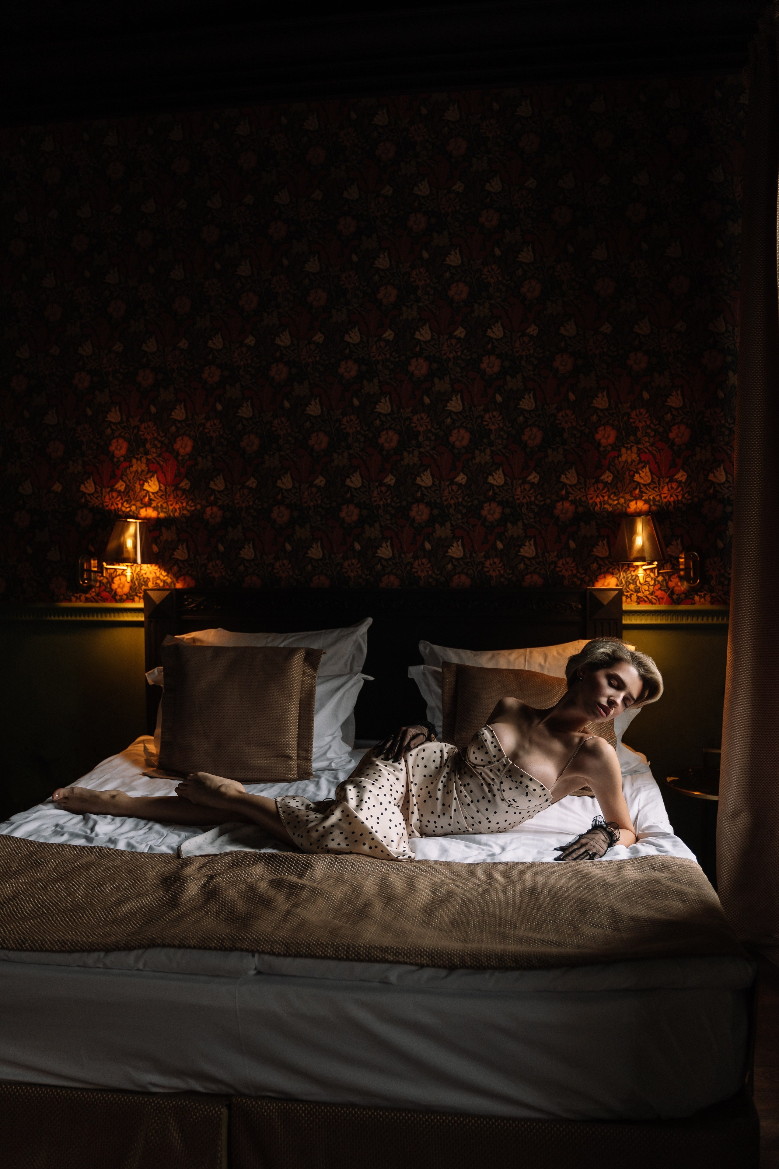 Будуарная история в отеле. Портретный фотограф в Москве