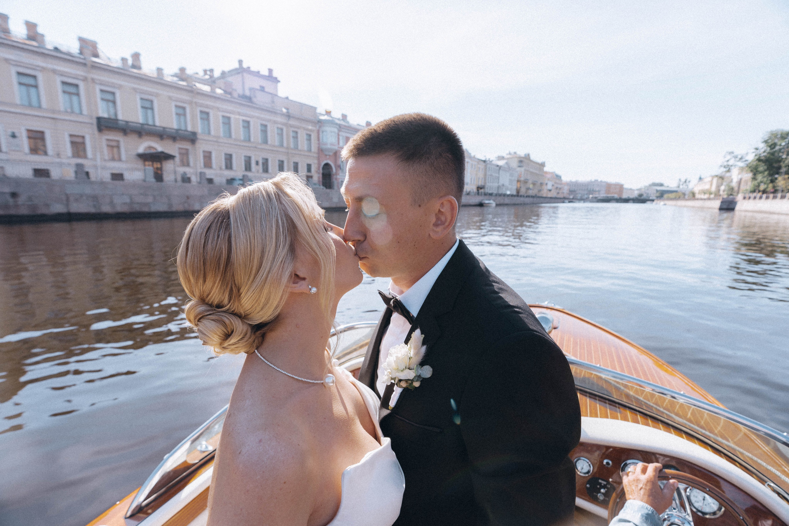 СВАДЕНБНАЯ СЬЕМКА НА КАТЕРЕ ПО КАНАЛАМ САНКТ-ПЕТЕРБУРГА И В АКВАТОРИИ НЕВЫ. Профессиональный фотограф, Санкт-Петербург — Виктория Богомолова