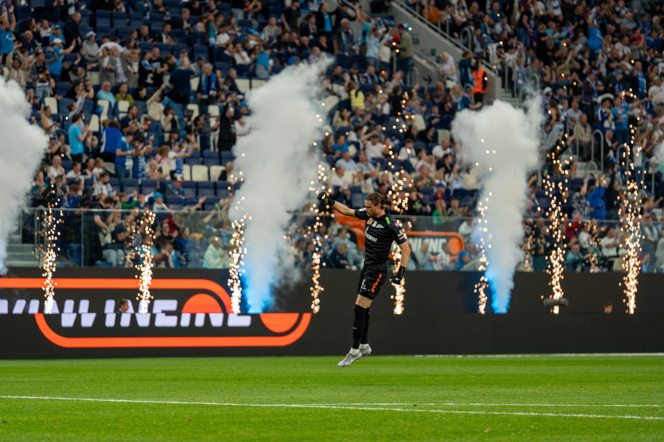 Спортивный фотограф Санкт-Петербург запечатлел вратаря Зенита под фейерверком
