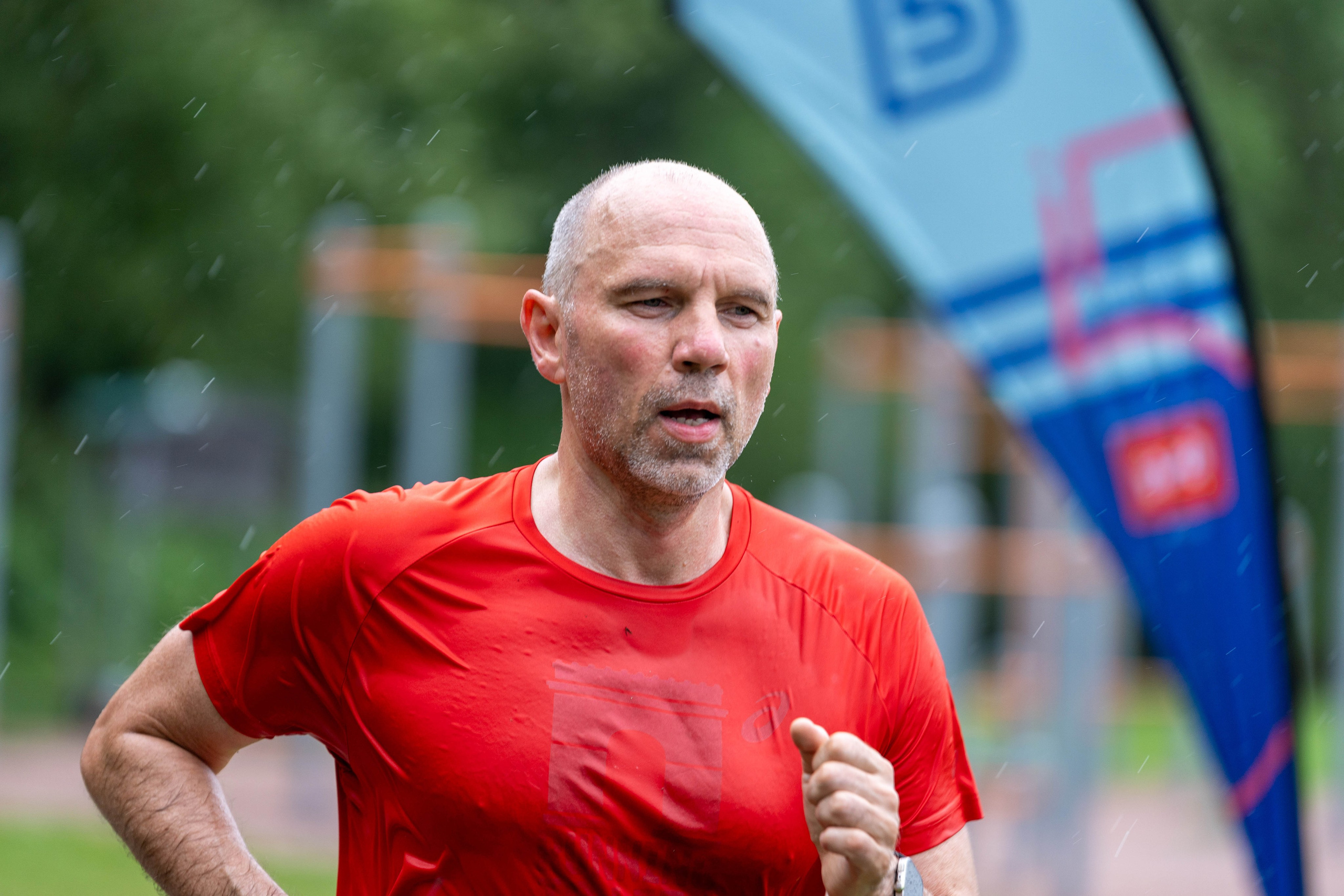 Бегун в красной футболке на пробежке «5 вёрст» на Елагином острове, снятый спортивным фотографом Санкт-Петербурга