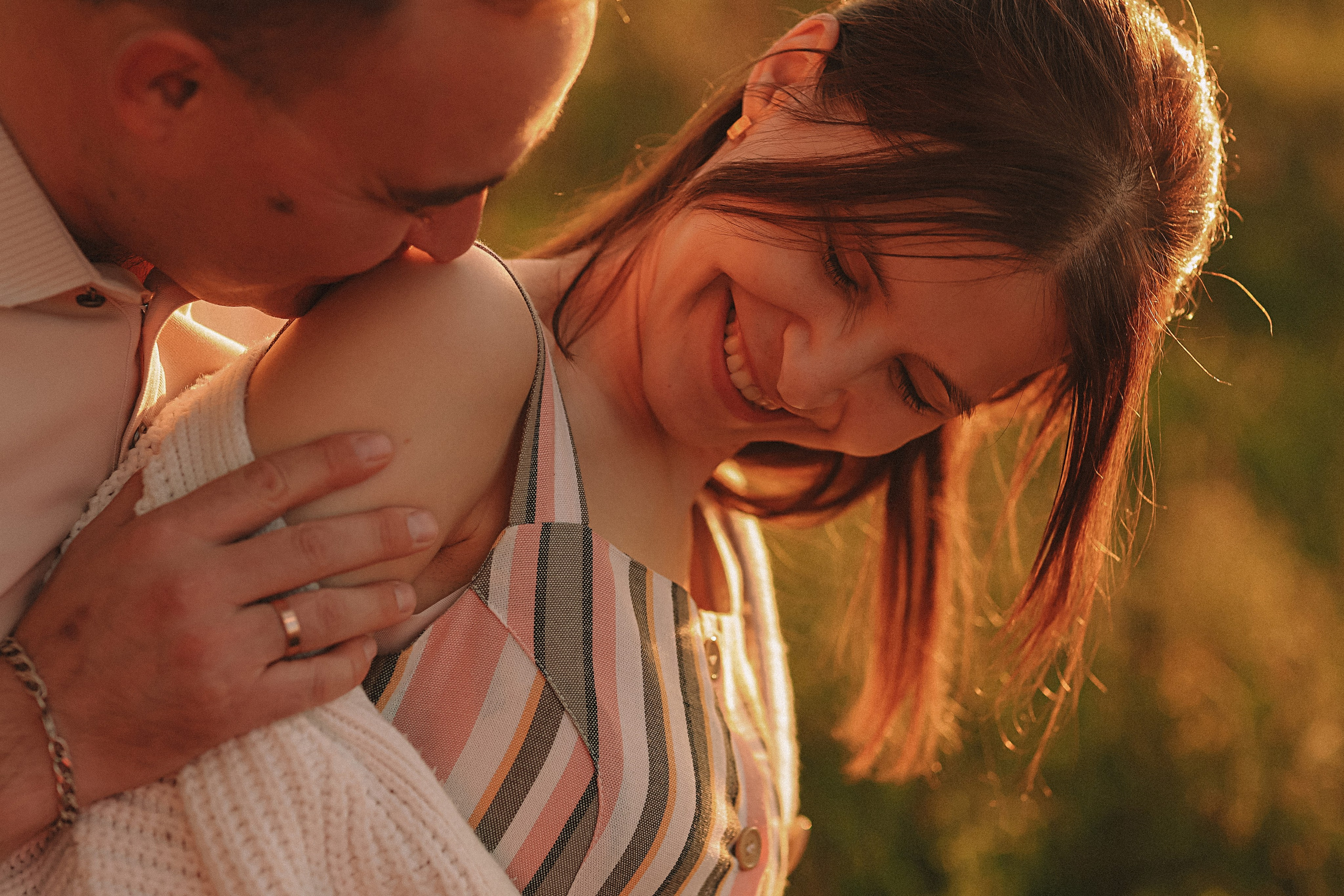 Поле love story на закате. Семейный фотограф Тюмень, фотограф на роды Салмина Мария