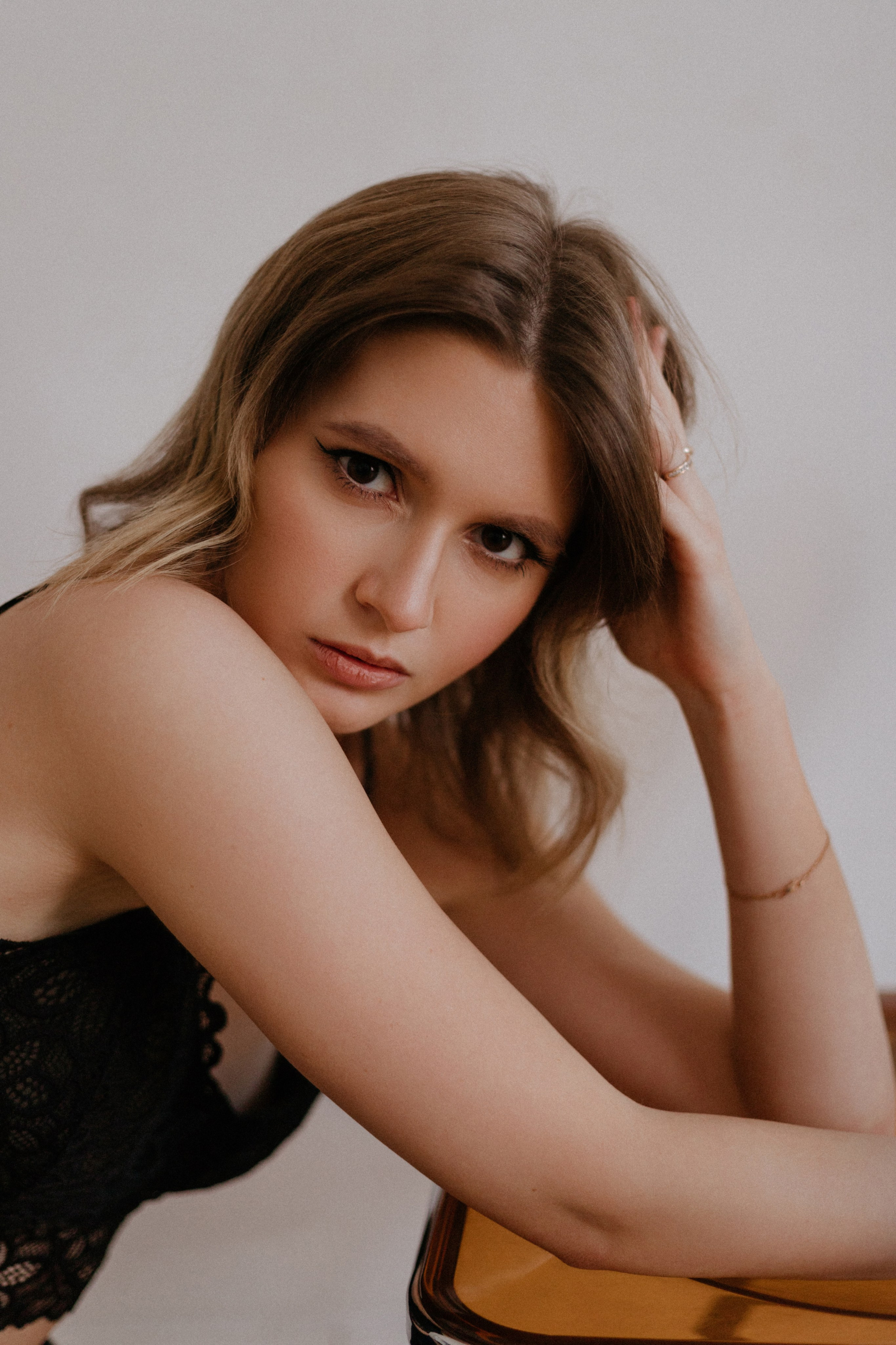 Индивидуальная фотосессия в студии. Сестры Карабаза. Фотографы и ретушеры в Москве и Санкт-Петербурге