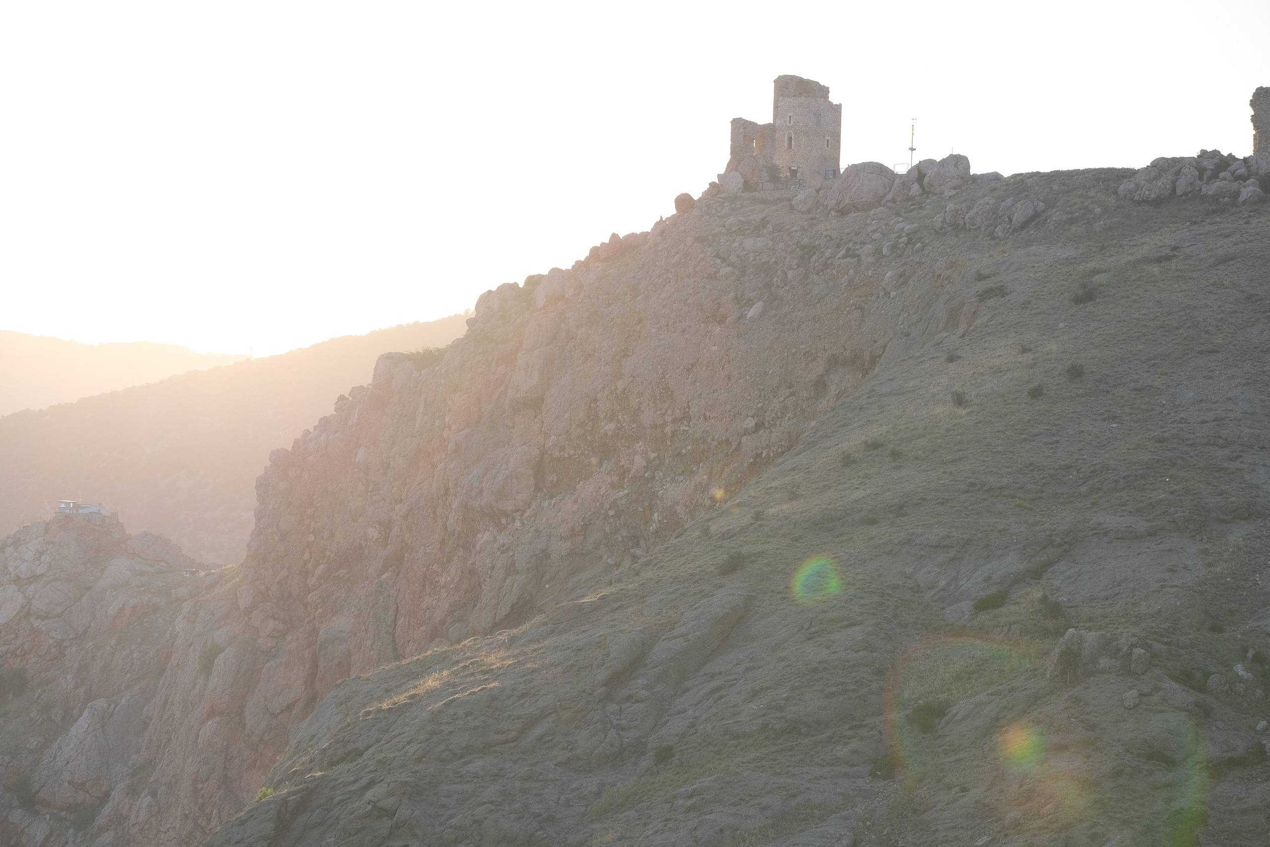 Портретная фотосессия Киры в Балаклаве, Крепость Чембало. Профессиональная фотосъемка в Крыму. Натуральные эмоции и живые кадры. Забронируйте дату прямо сейчас!