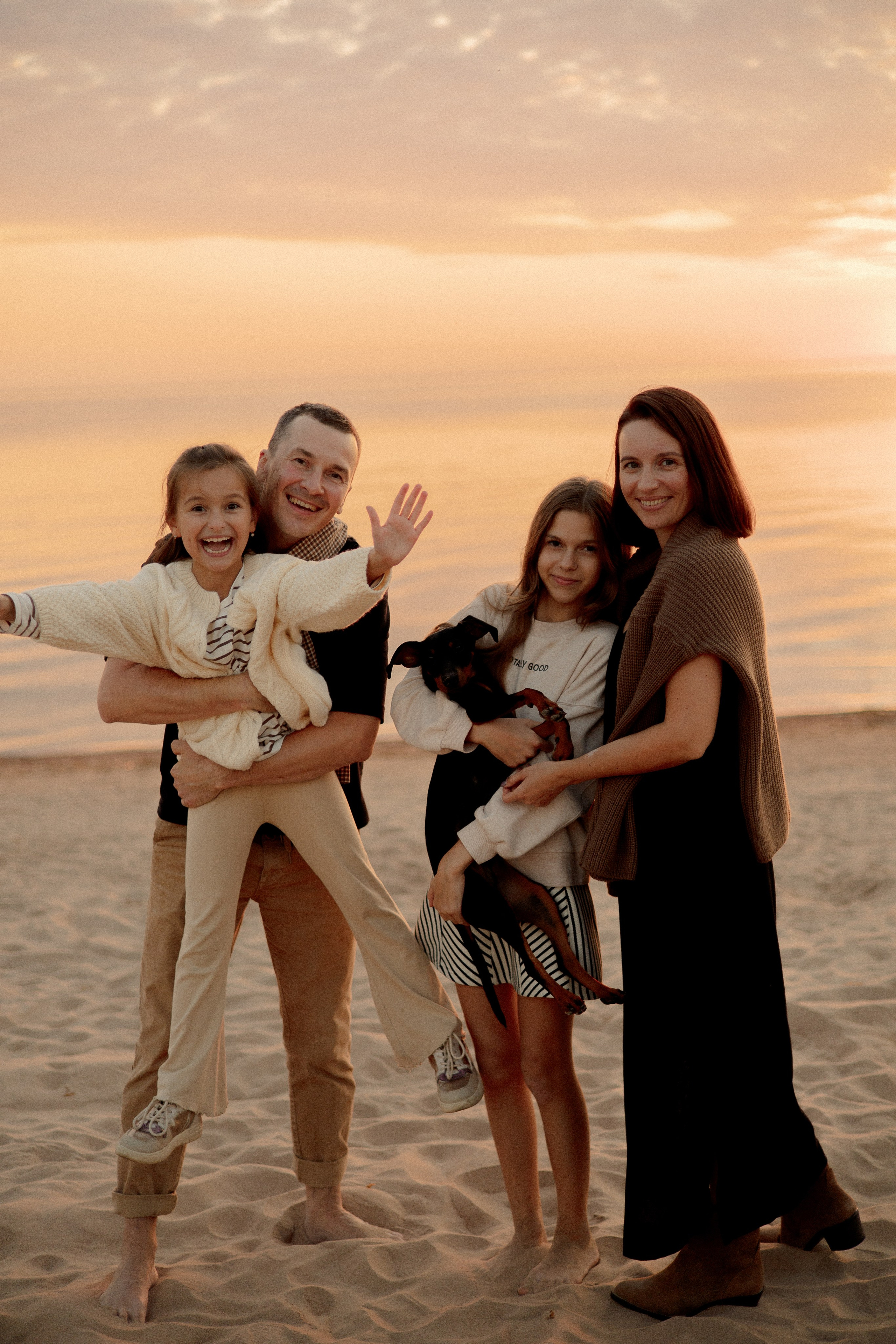 Арина, Андрей, Дарина, Настя и Ганс. Залив. Главная