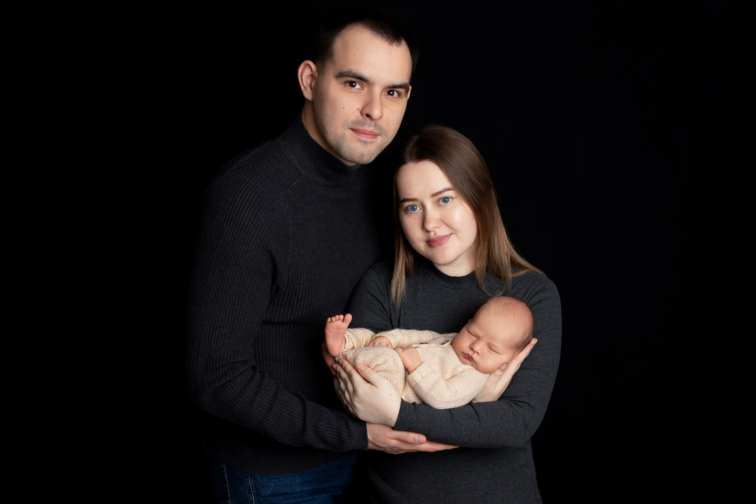 Папа, мама и новорожденный ребёнок фотосессия