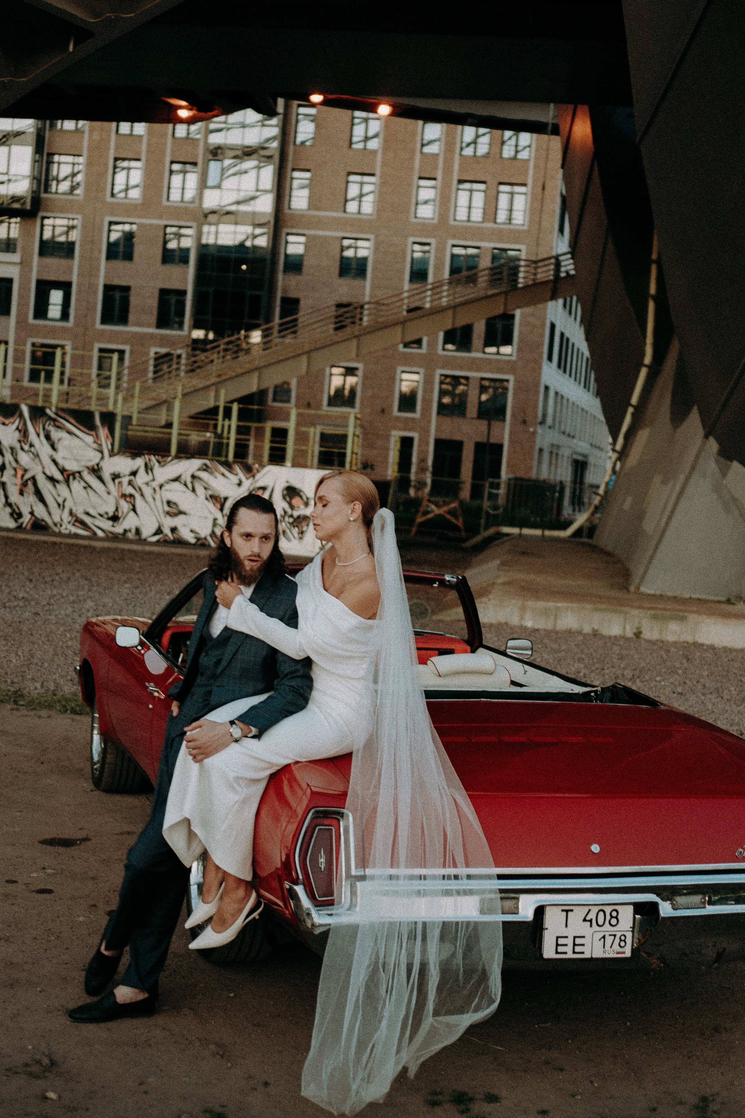 СВАДЕБНАЯ СЬЕМКА ВОЗЛЕ МСОТА БЕТАНКУРА НА КАБРИОЛЕТЕ. Профессиональный фотограф, Санкт-Петербург — Виктория Богомолова