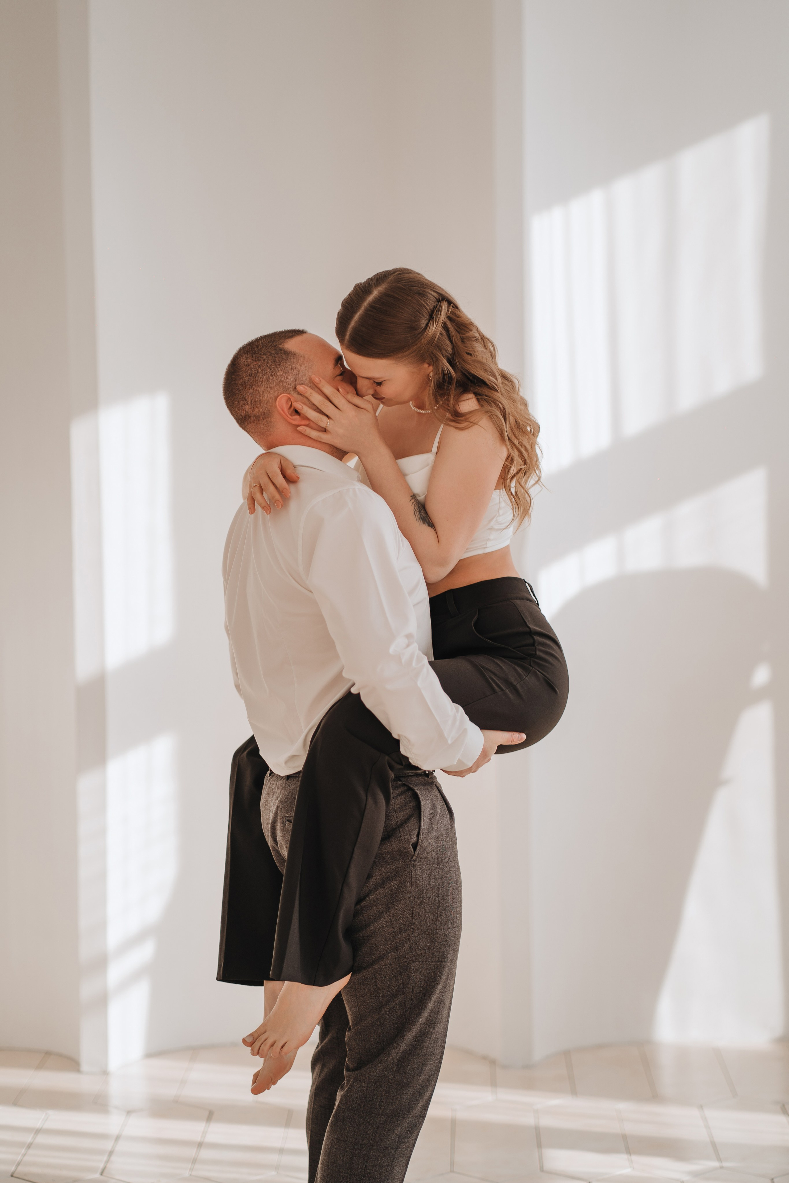 Солнечная романтическая предсвадебная фотосессия в Екатеринбурге