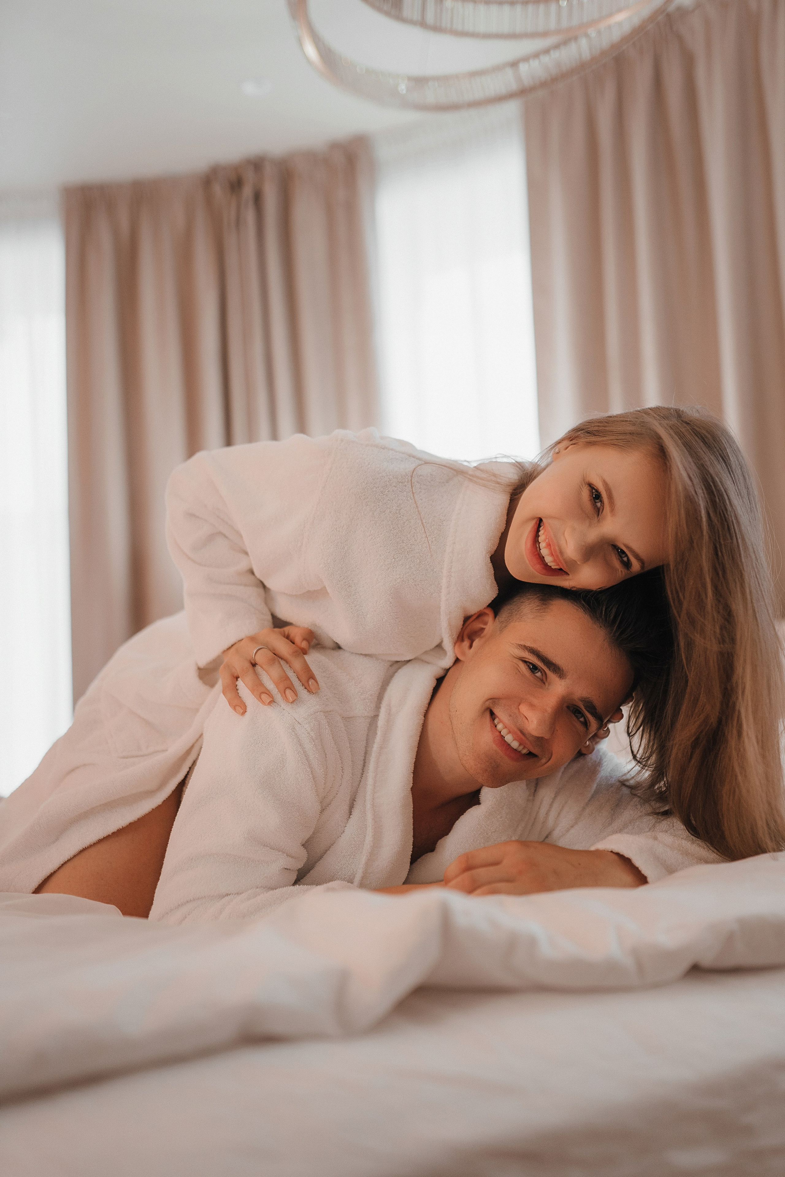 Романтичная смелая фотосессия в отеле