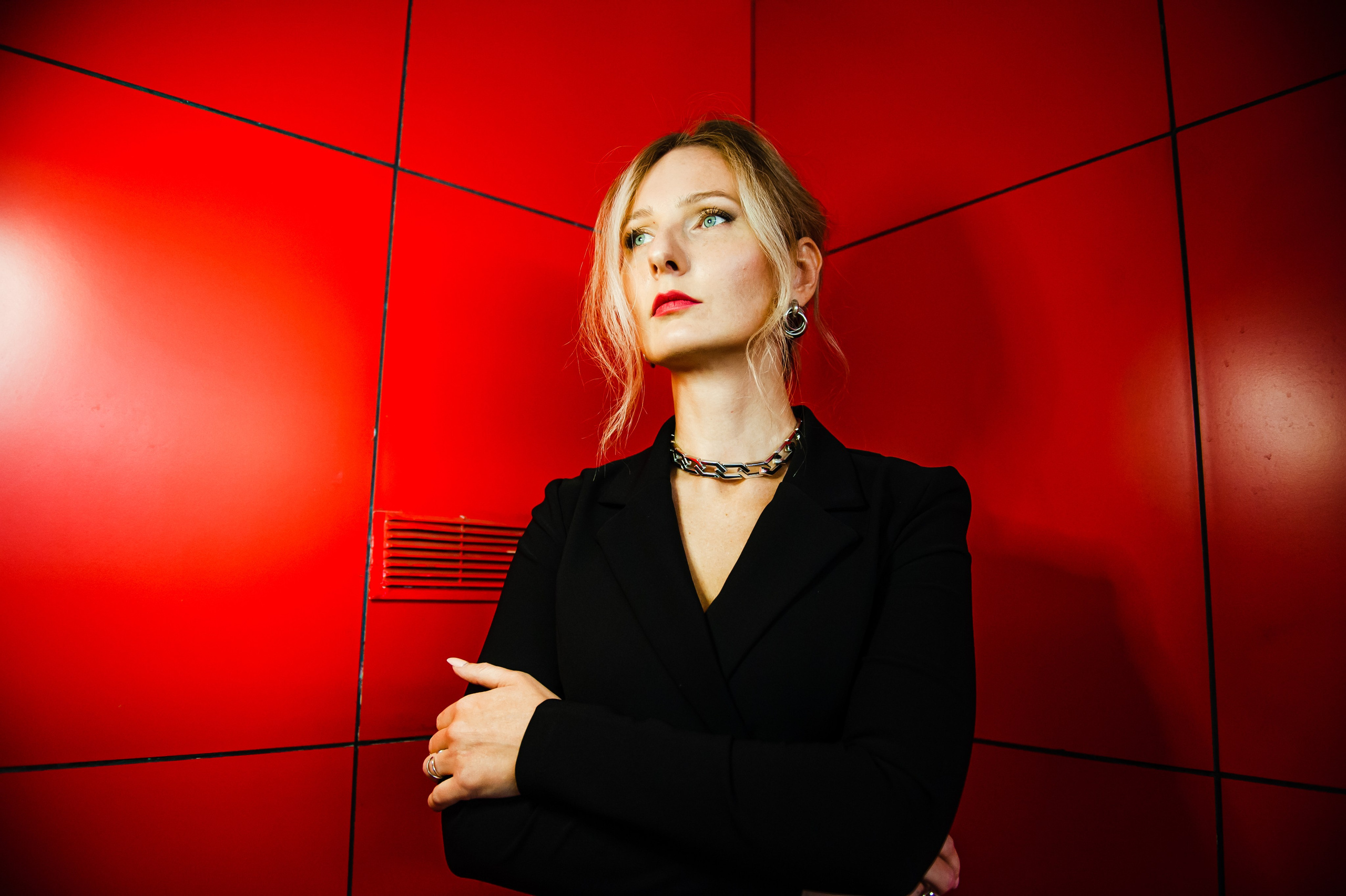 красные стены красная помада