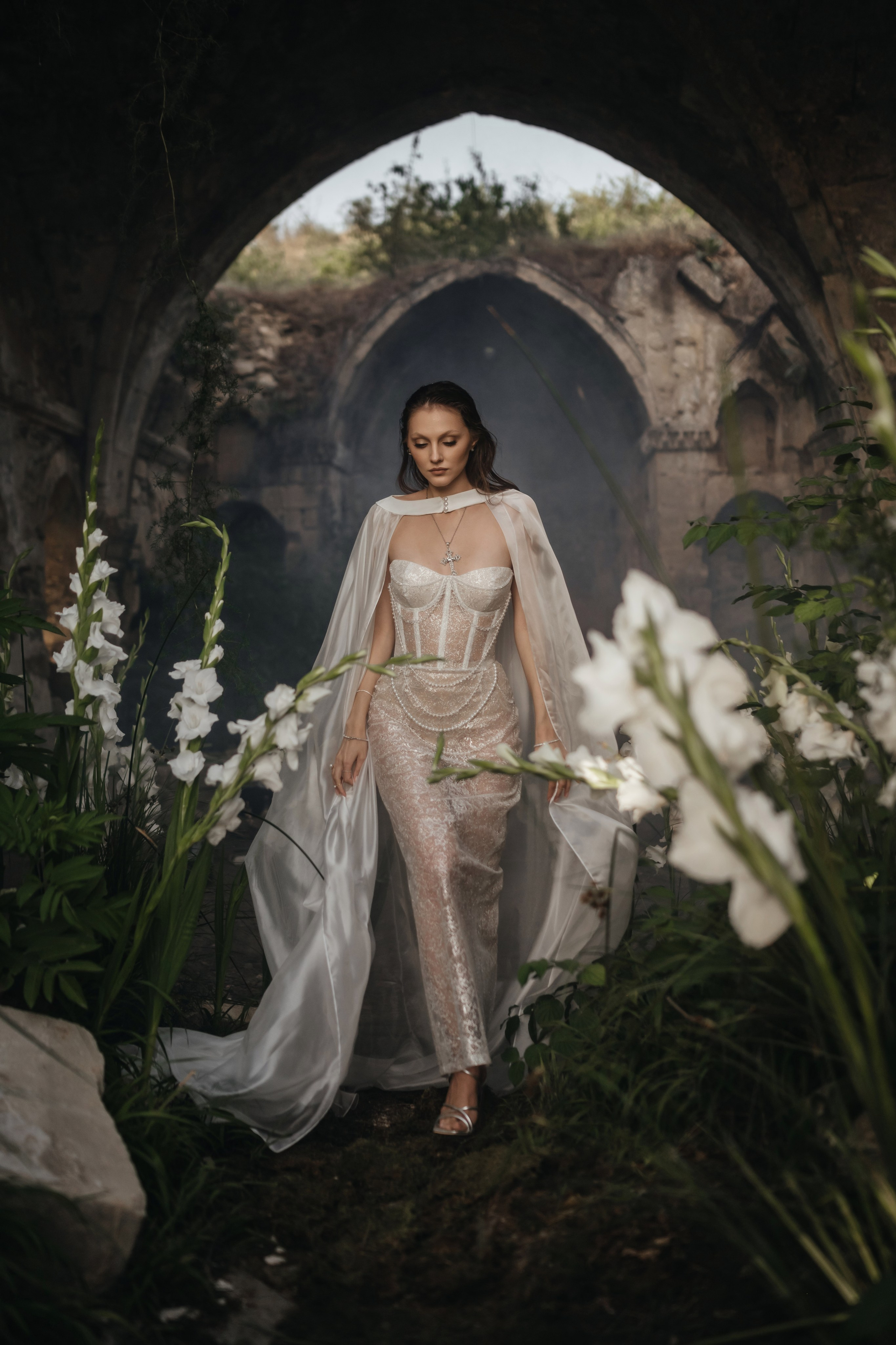 Свадебная фотосессия в живописном Крыму на фоне старинного замка и гладиолусов