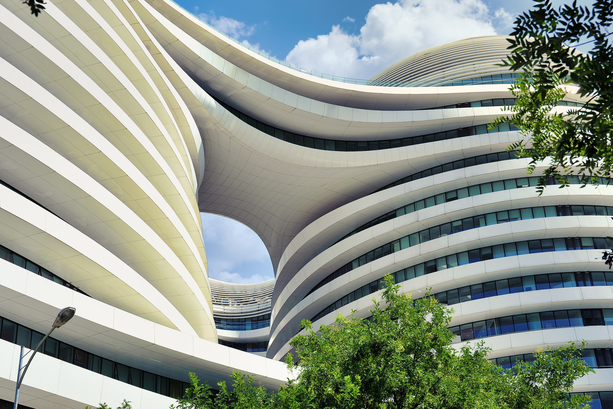 Китай. Пекин. Здание Galaxy Soho. Очень необычная форма здания.