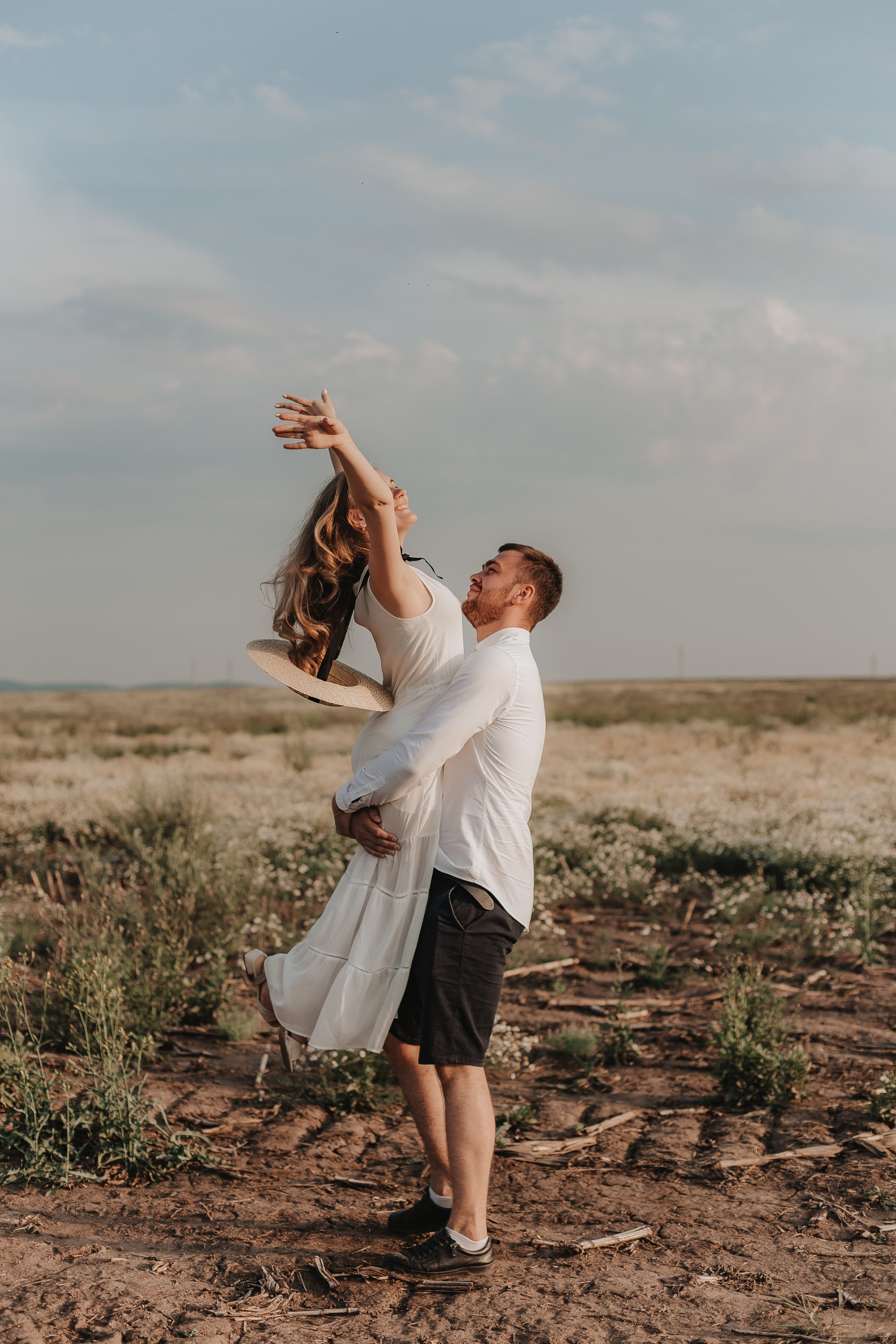 Love Story ребят в ромашковом поле. Свадебный фотограф Пермь
