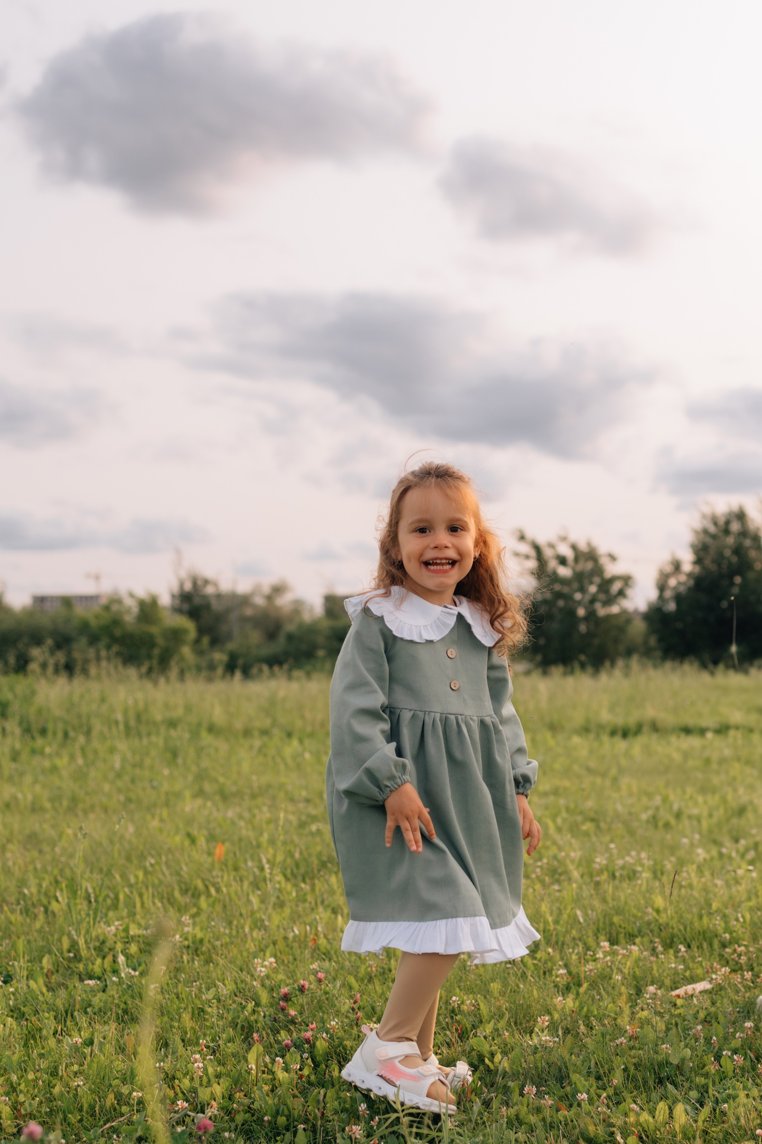 Анна, Марчелло, Настенька и Влада в поле. Фотограф Москва Светлана Кирюшина