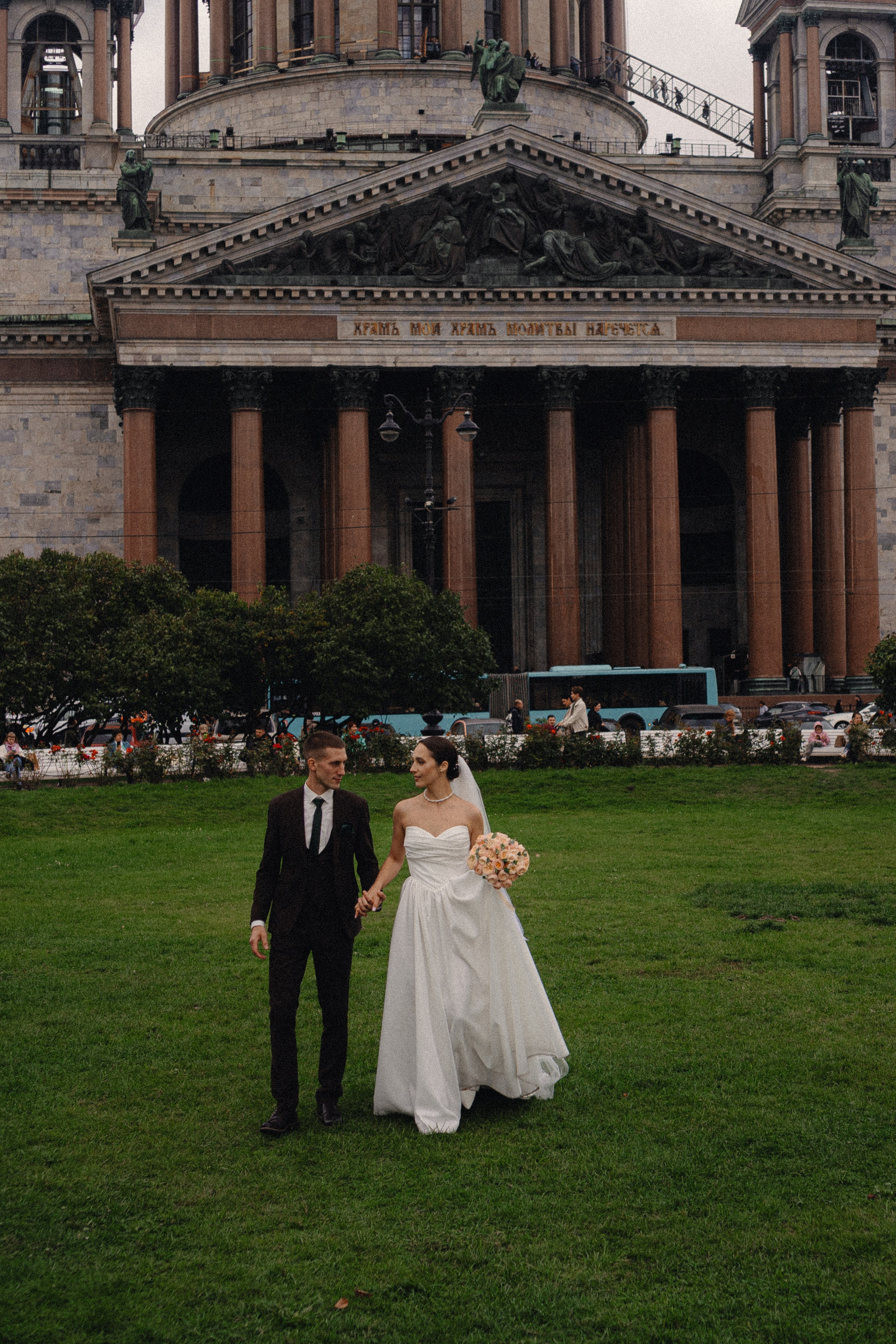 СВАДЕБНАЯ ПРОГУЛКА В САНТК-ПЕТЕРБУРГЕ (ИСАКИЕВСКИЙ СОБОР, ЗИМНЯЯ КАНАВКА, ЭРМИТАЖ И БОЛЬШАЯ МОРСКАЯ УЛИЦА). Профессиональный фотограф, Санкт-Петербург — Виктория Богомолова