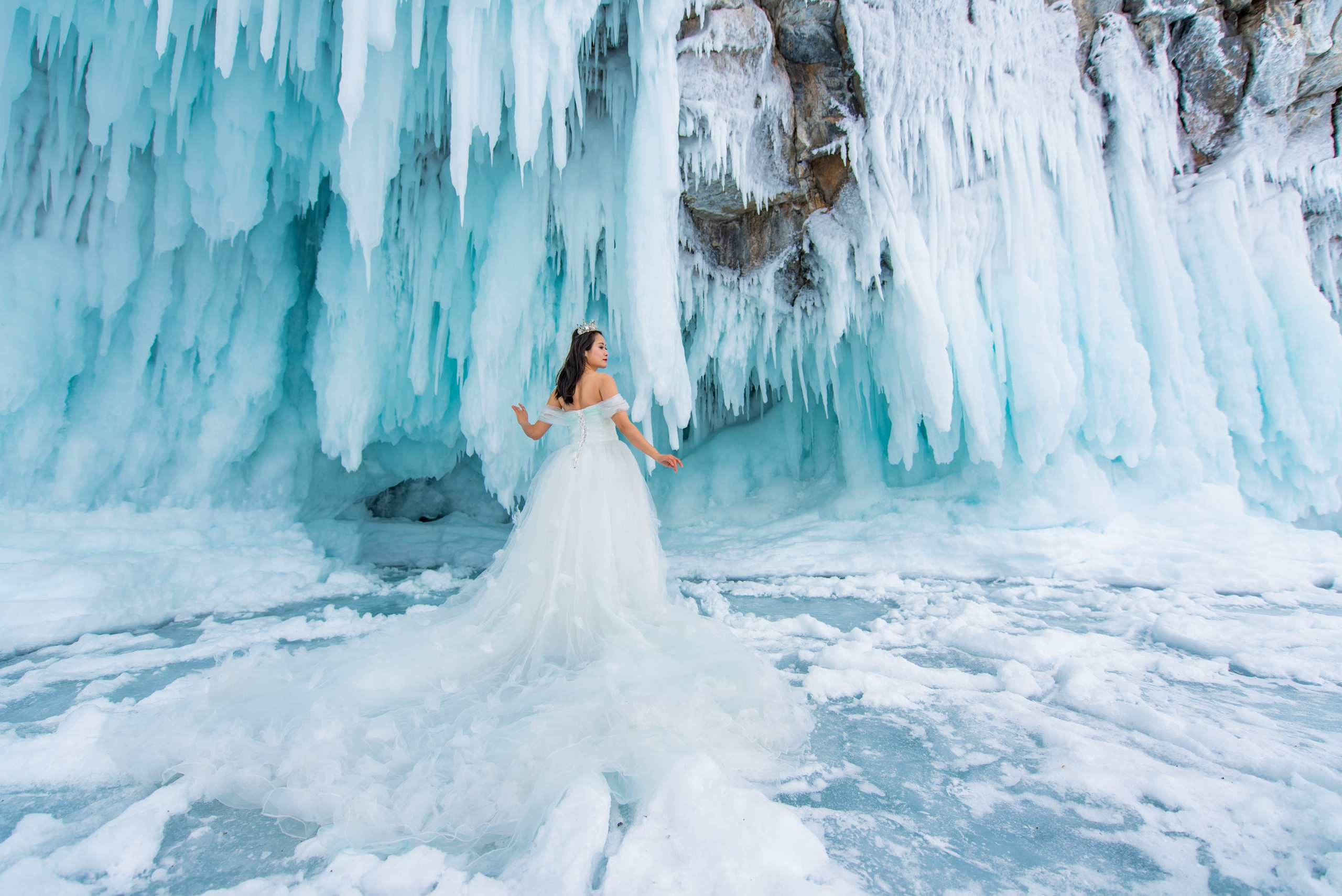 Платье цвета льда голубое бирюзовое платье для фотосессии На Байкале. Туры на Байкал с фотографом под ключ. Фотосессии на Ольхоне