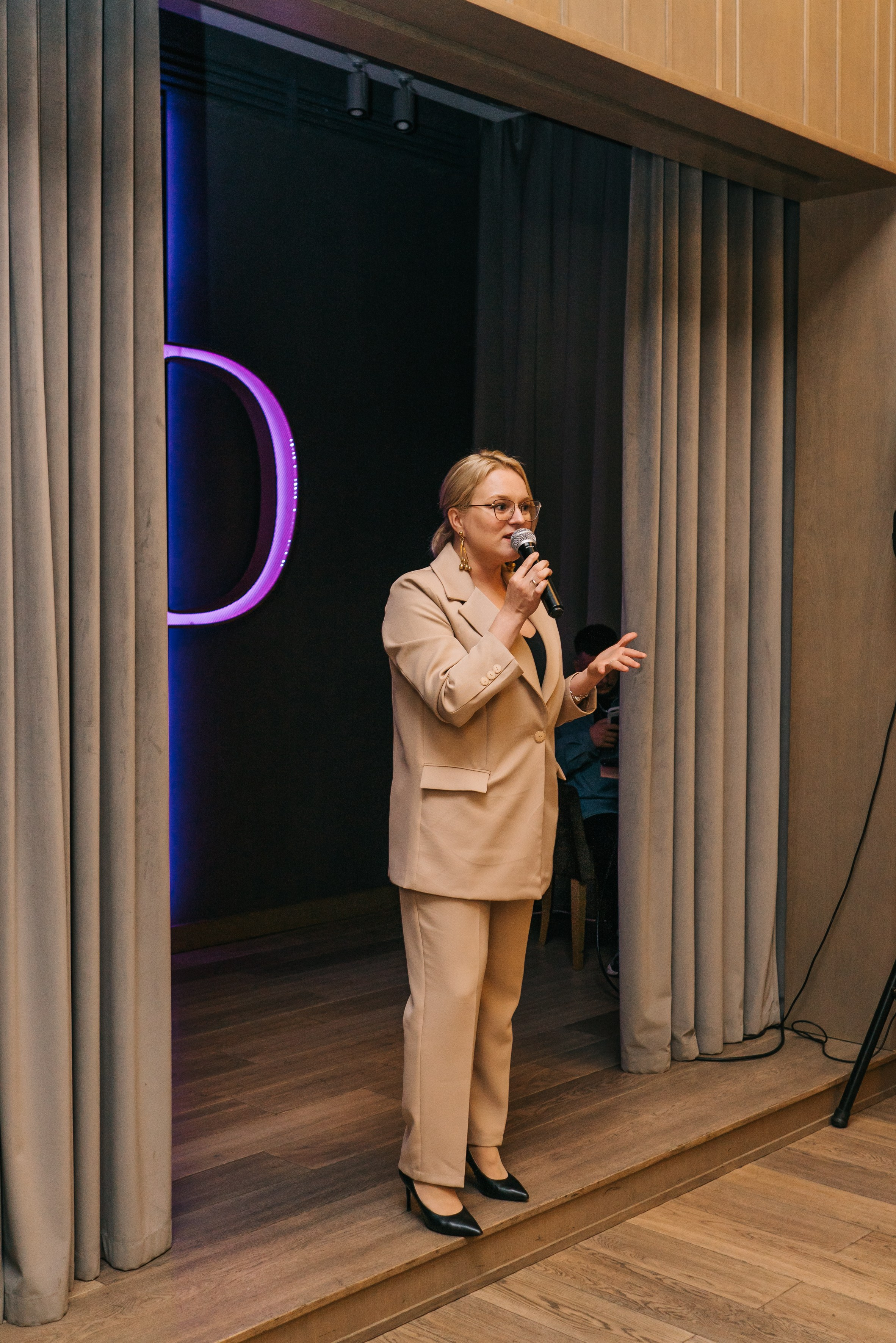 Бизнес-стендап. Женский фотограф в Москве Анастасия Сидорова