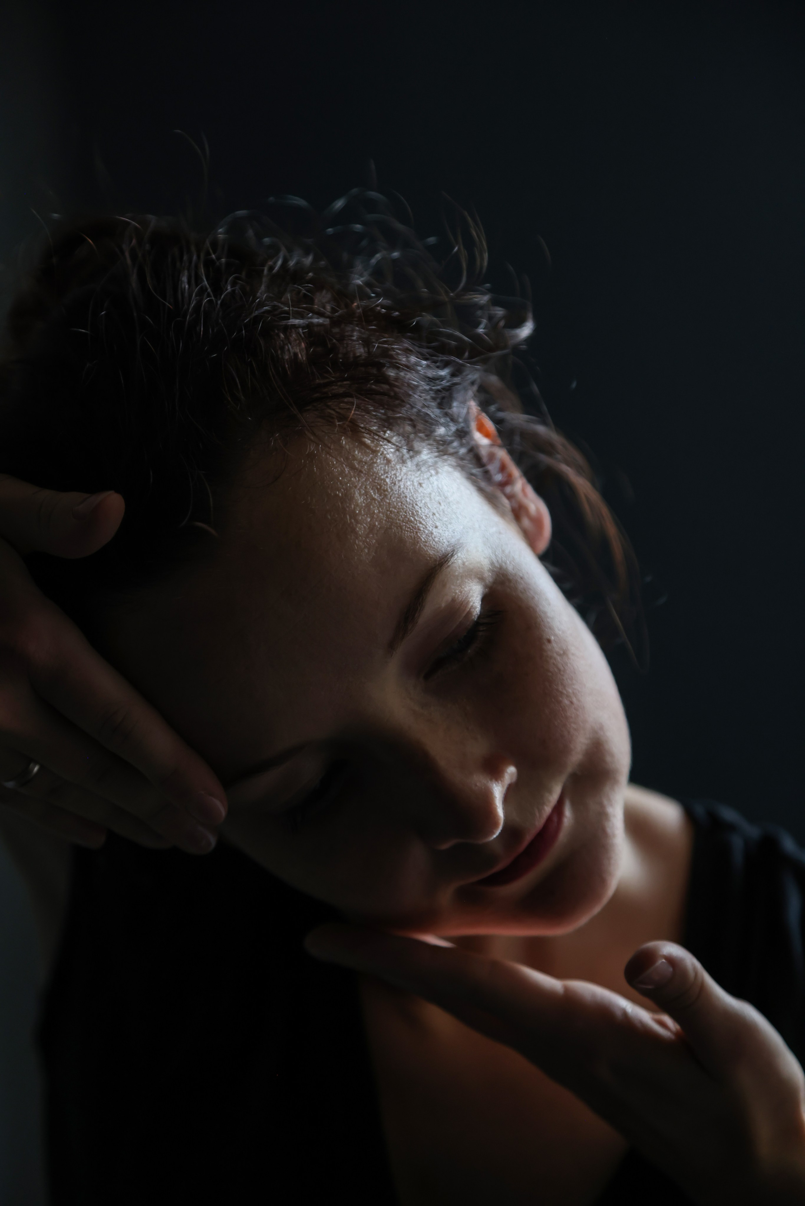 Сьемка в студии, брюнетка на темном фоне Фотограф - Мэри Маршания