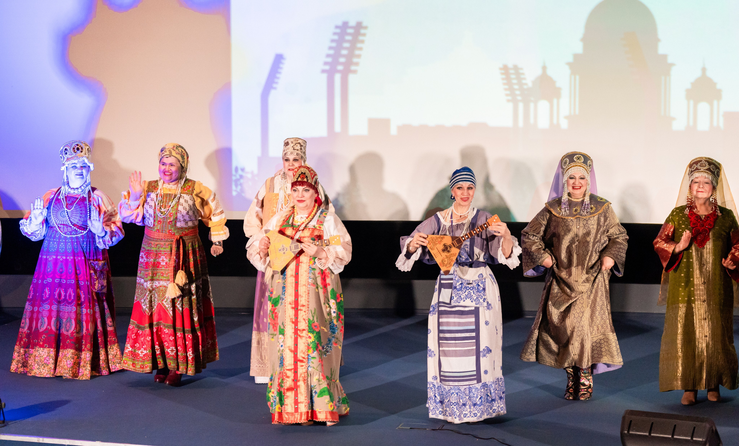 Участницы фольклорного фестиваля в традиционных костюмах с балалайкой. «Сохраняем традиции», Санкт-Петербург, 2026. Фото: Мальцев Евгений.