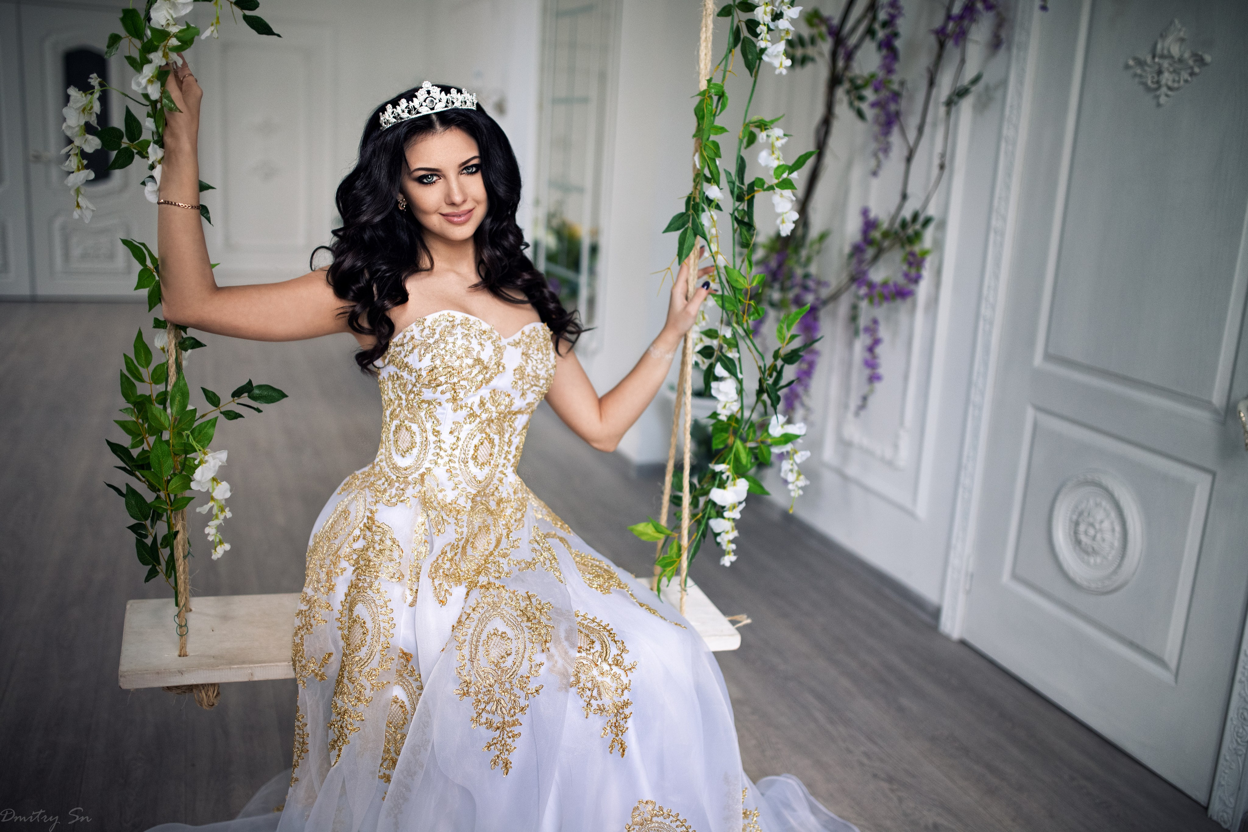 Съемка в студии с интерьером с Кристиной в белом пышном платье в формате для «себя»