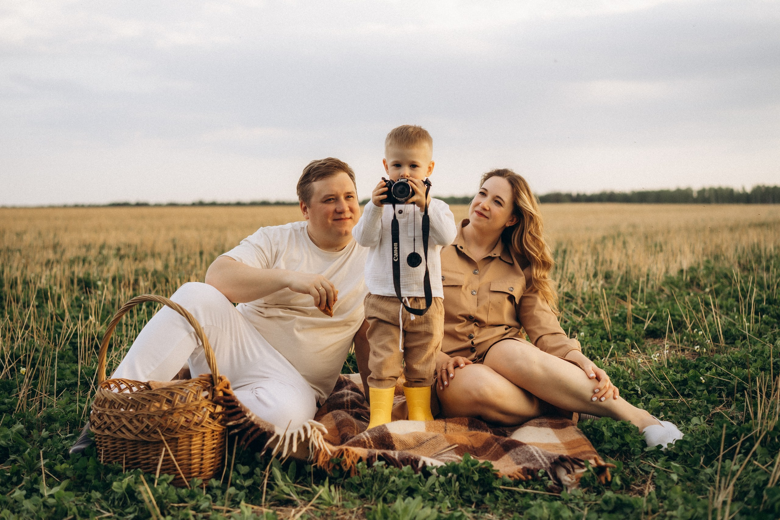 Семейная съемка в пшенице. Фотограф Екатеринбург Кокшарова Александра