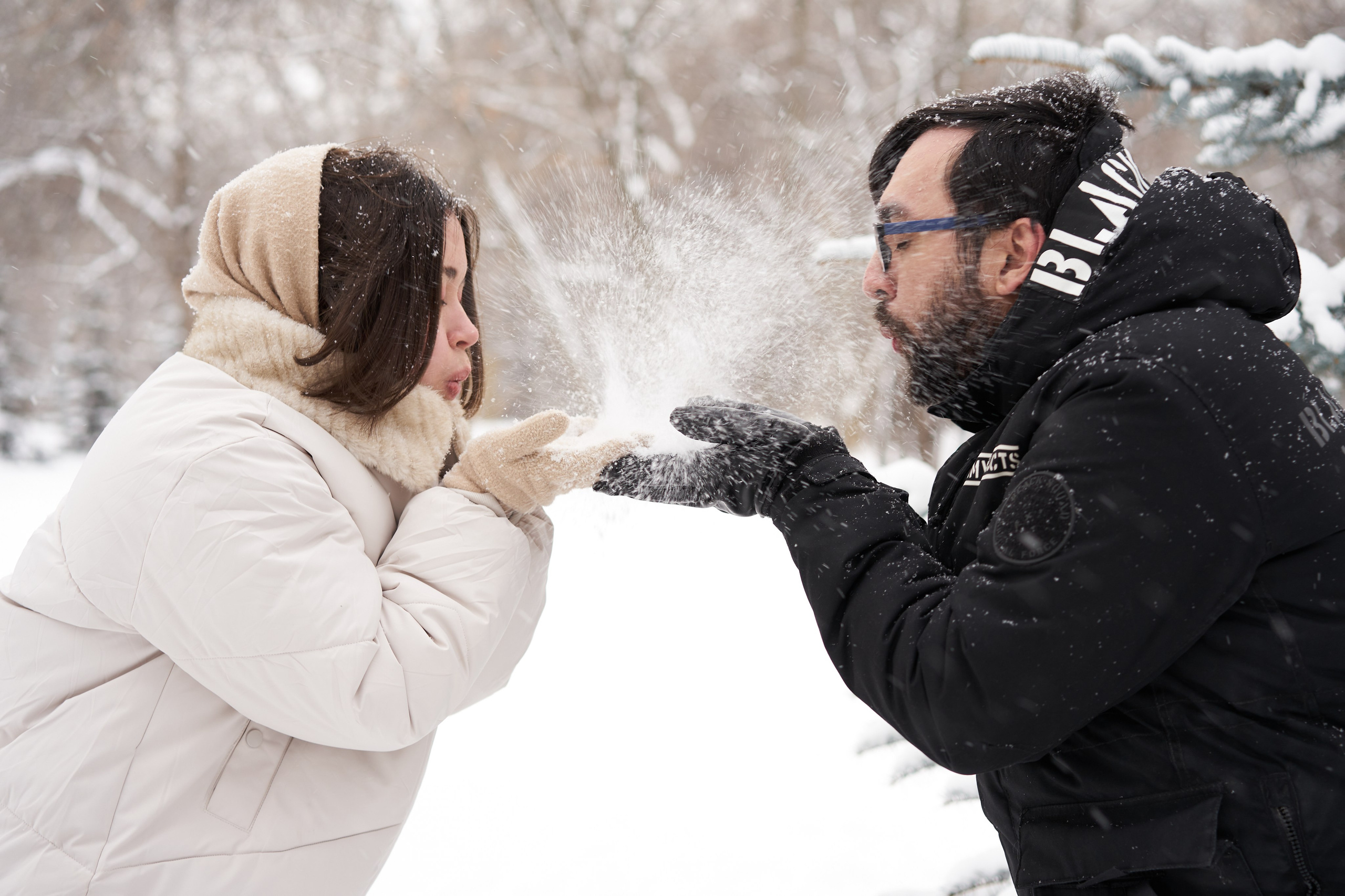 Зимняя фотосессия влюбленных в парке. Фотограф Екатеринбург Кокшарова Александра
