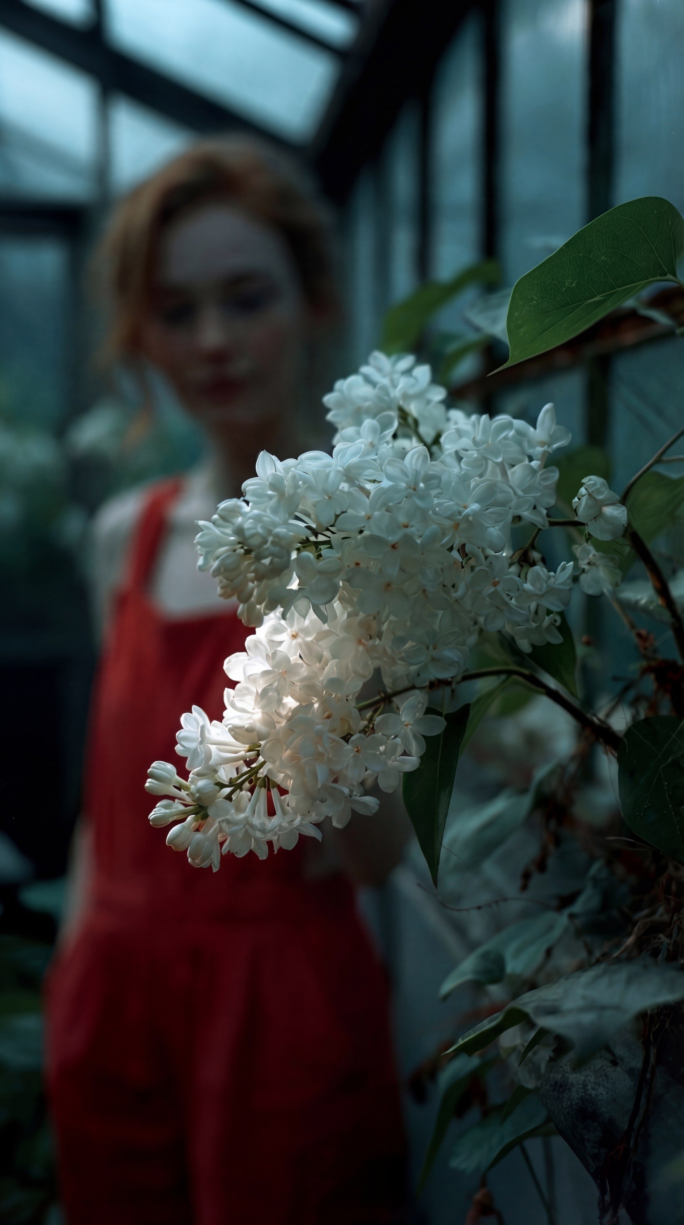 AI-портрет девушки с белыми цветами в тёмной оранжерее, нейро-контент для fashion-бренда, AI-визуал атмосферная съёмка с цветами