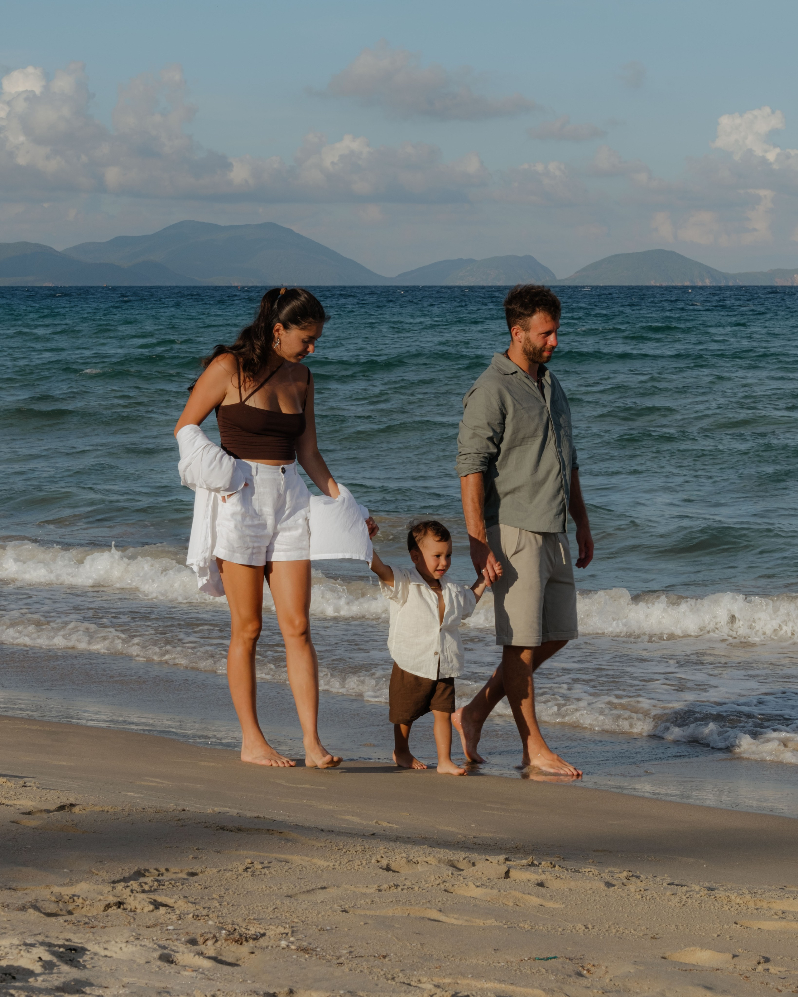 Mother and daughters. Portrait photographer Nha Trang | Julia Meshanina